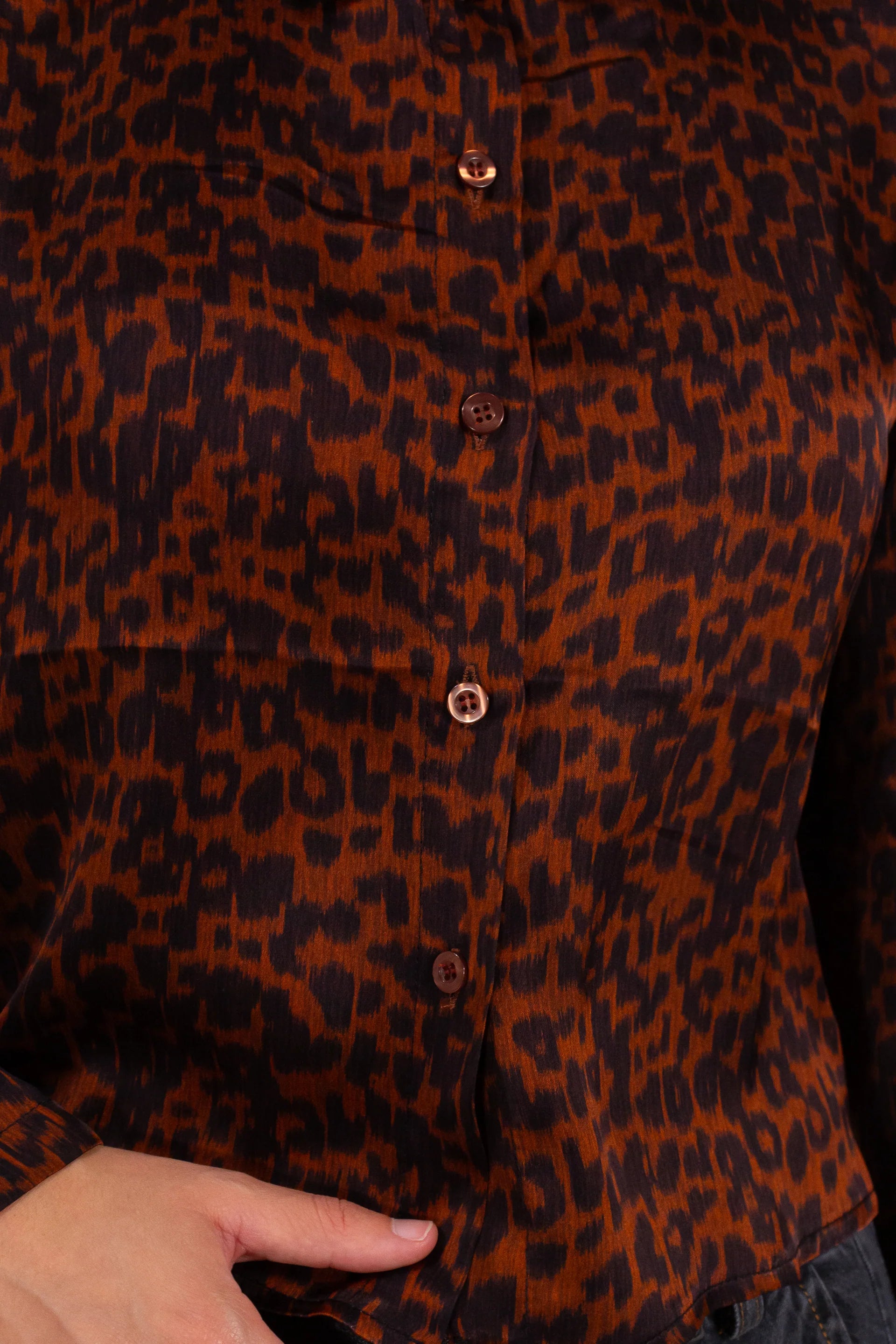 Camicia Animalier DUDA - dettaglio stampa leopardata ruggine e bottoni in tono