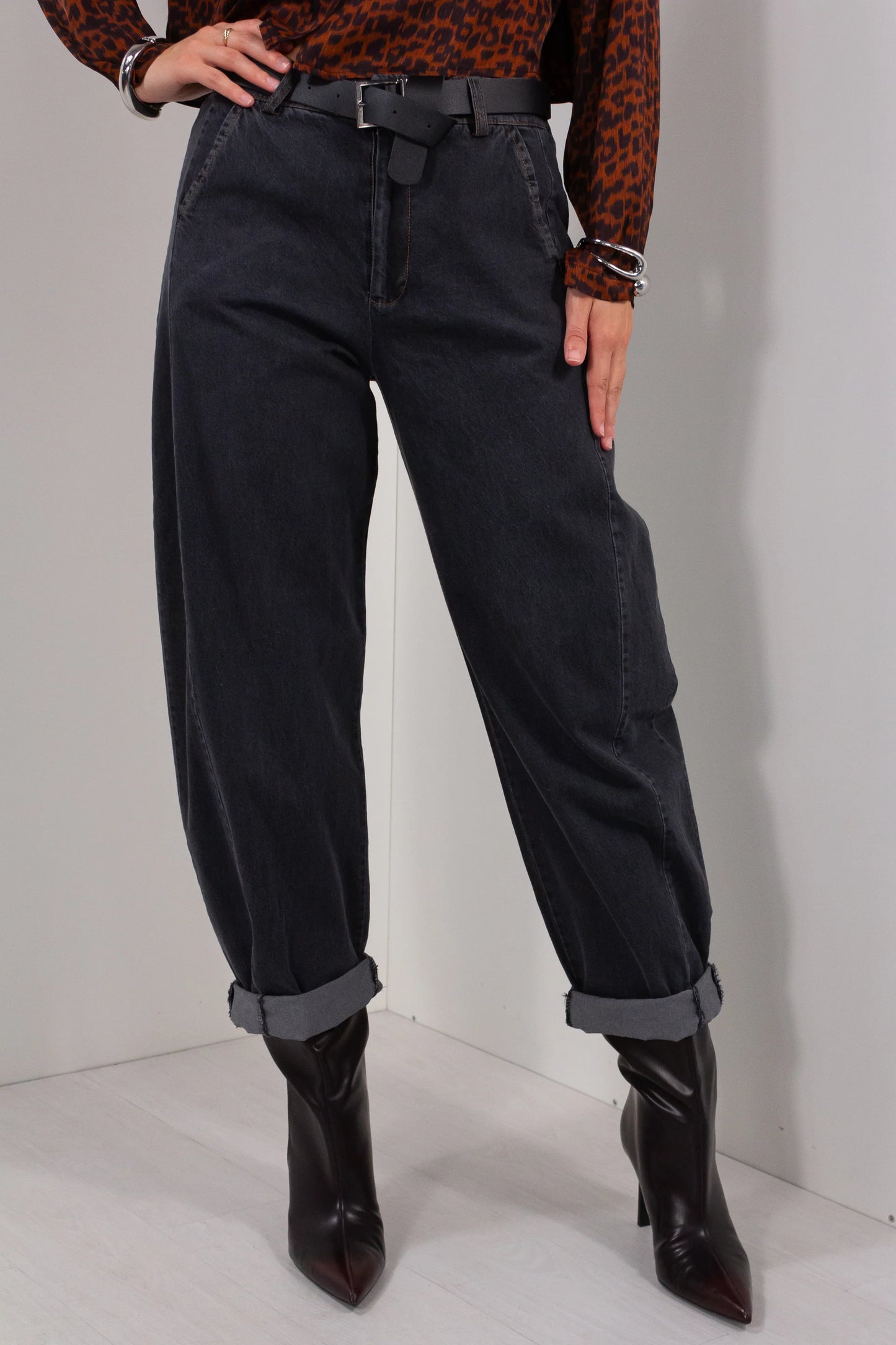 Jeans Momfit Dark DUDA antracite - dettaglio vita alta con cintura ecopelle nera