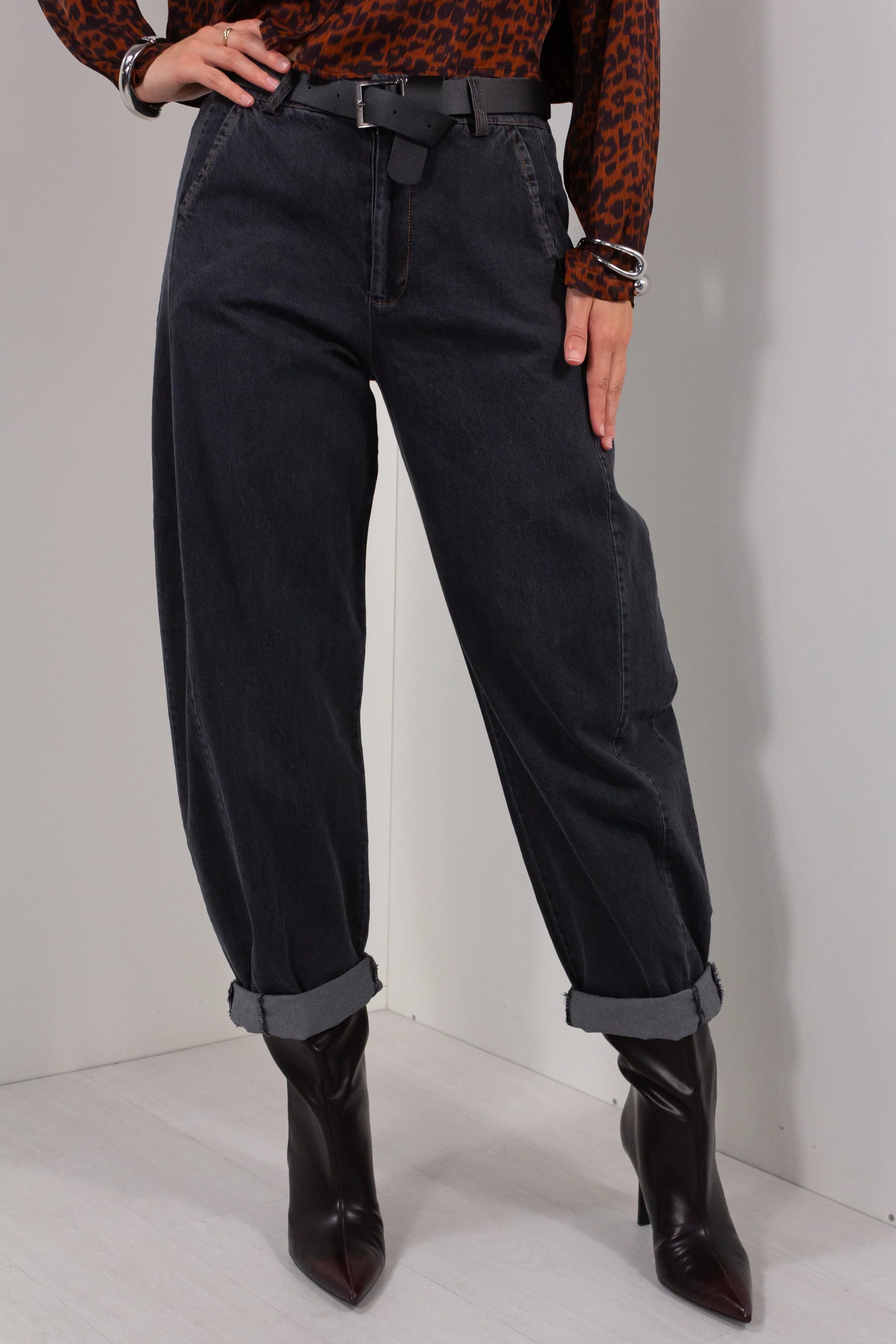 Jeans Momfit Dark DUDA antracite - dettaglio vita alta con cintura ecopelle nera