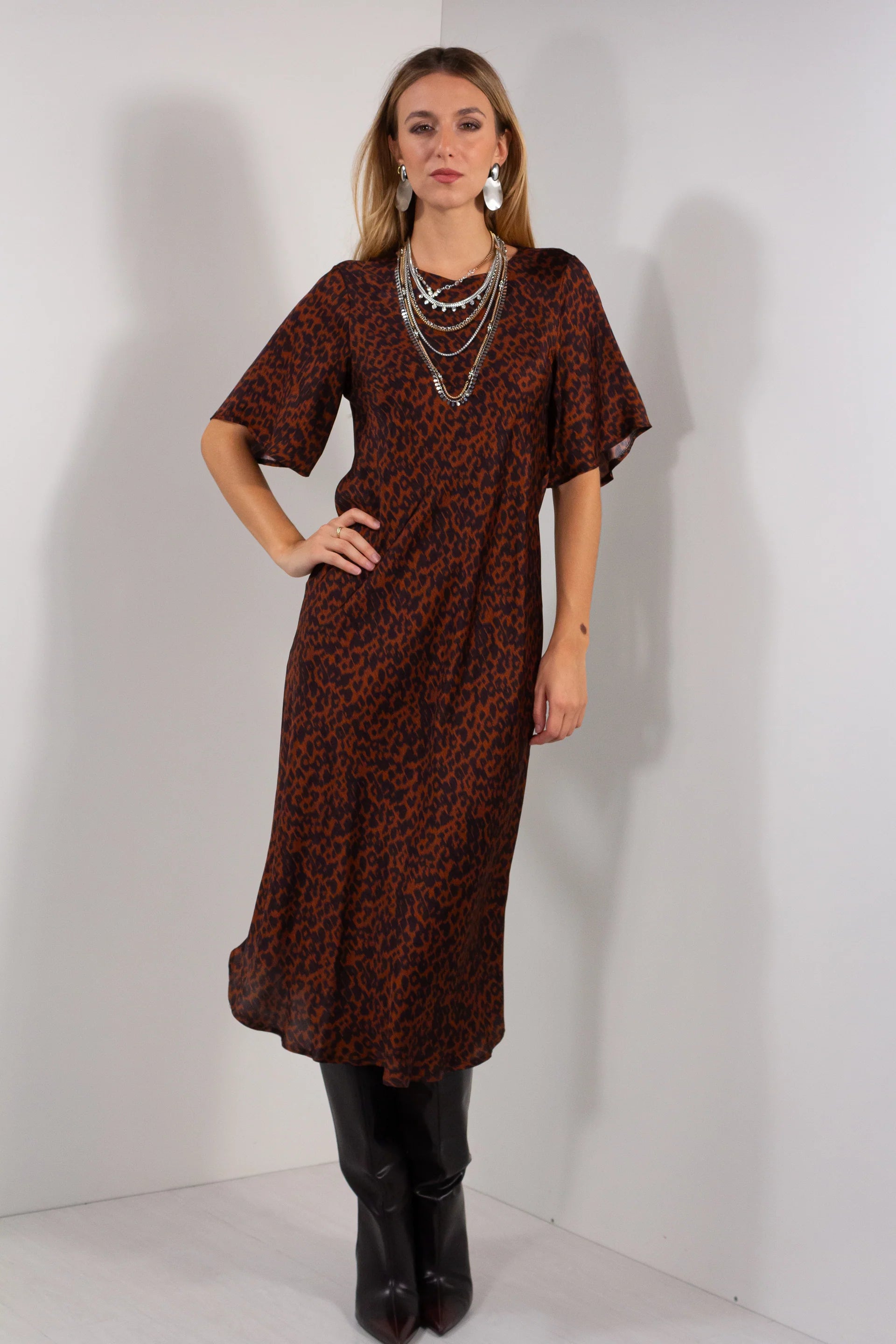 Abito Longuette Animalier DUDA ruggine nero - vista frontale intera con stivali neri e collane layering
