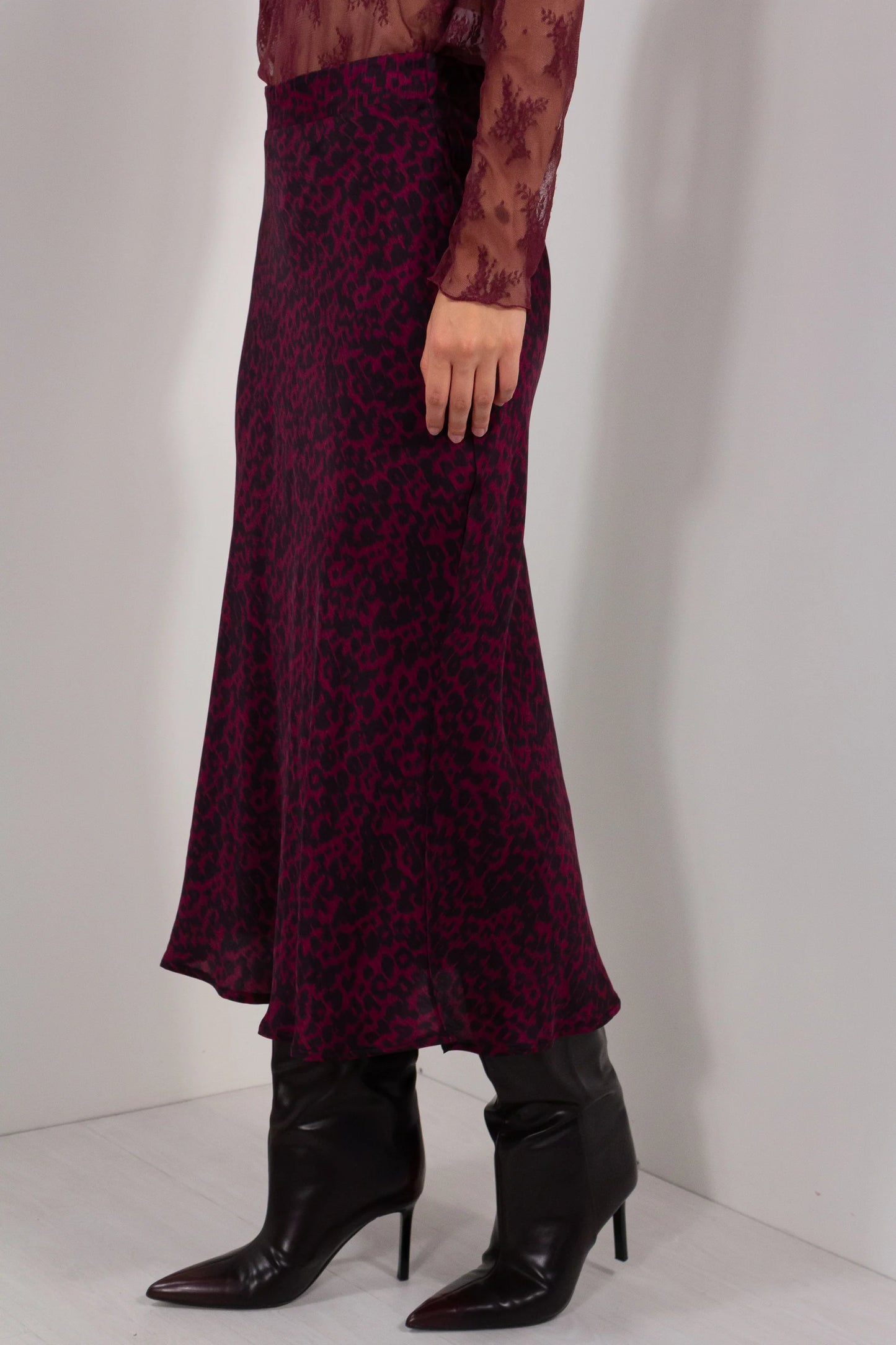 Gonna Longuette Animalier DUDA bordeaux nero - vista laterale svasata con top pizzo e stivali