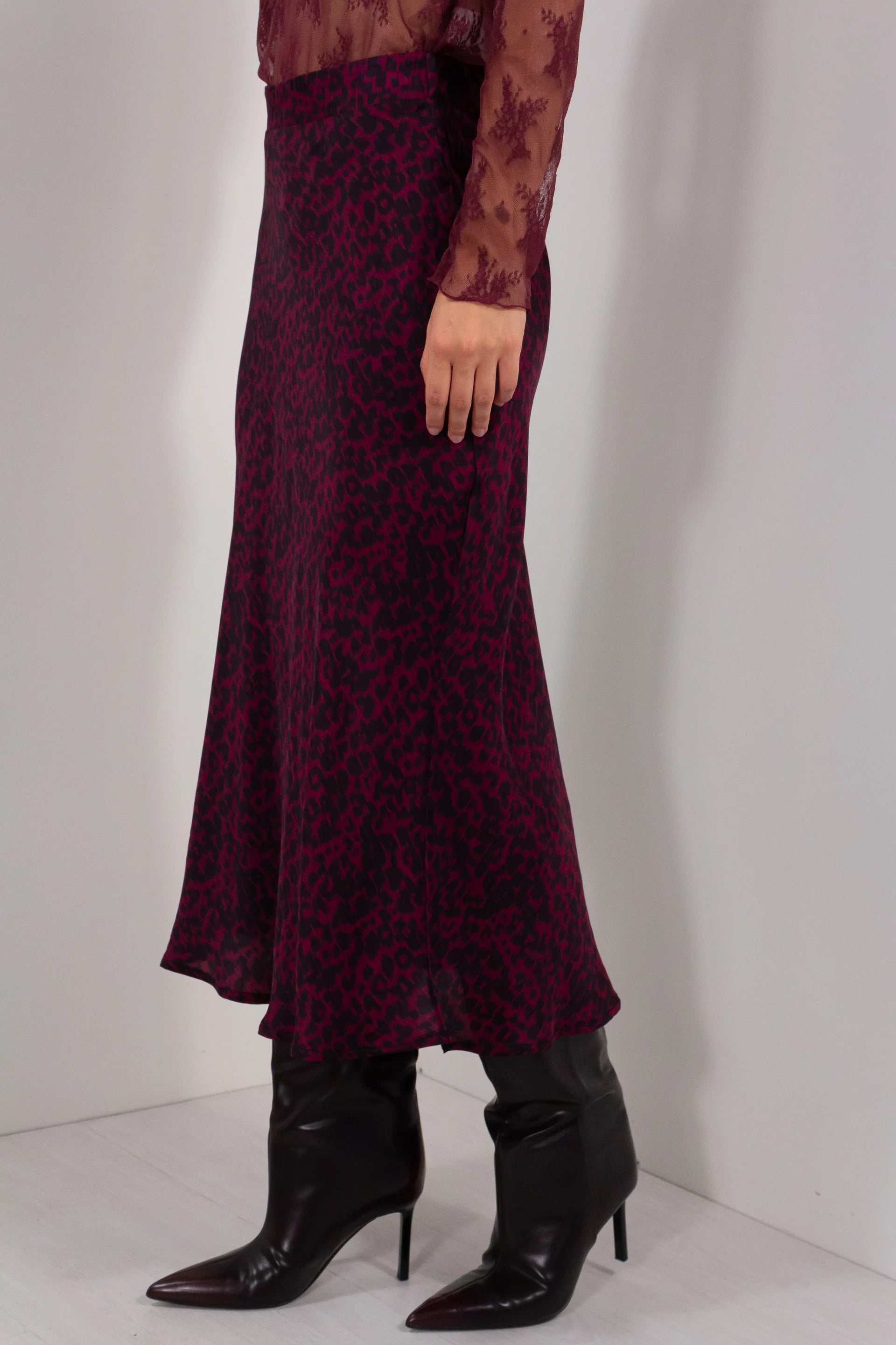 Gonna Longuette Animalier DUDA bordeaux nero - vista laterale svasata con top pizzo e stivali