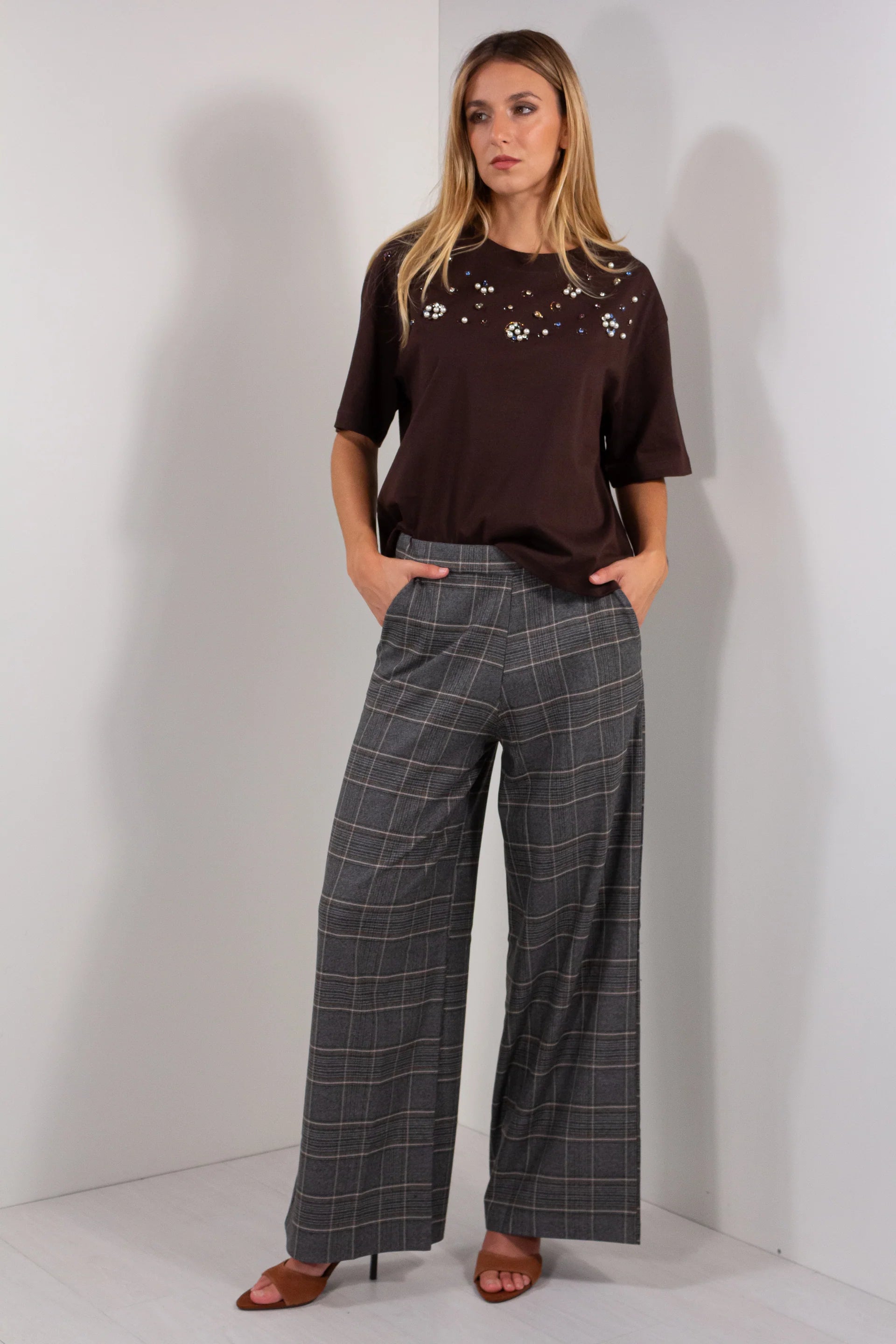 Pantalone Palazzo Quadri DUDA grigio beige - look completo frontale con maglia marrone strass e mules