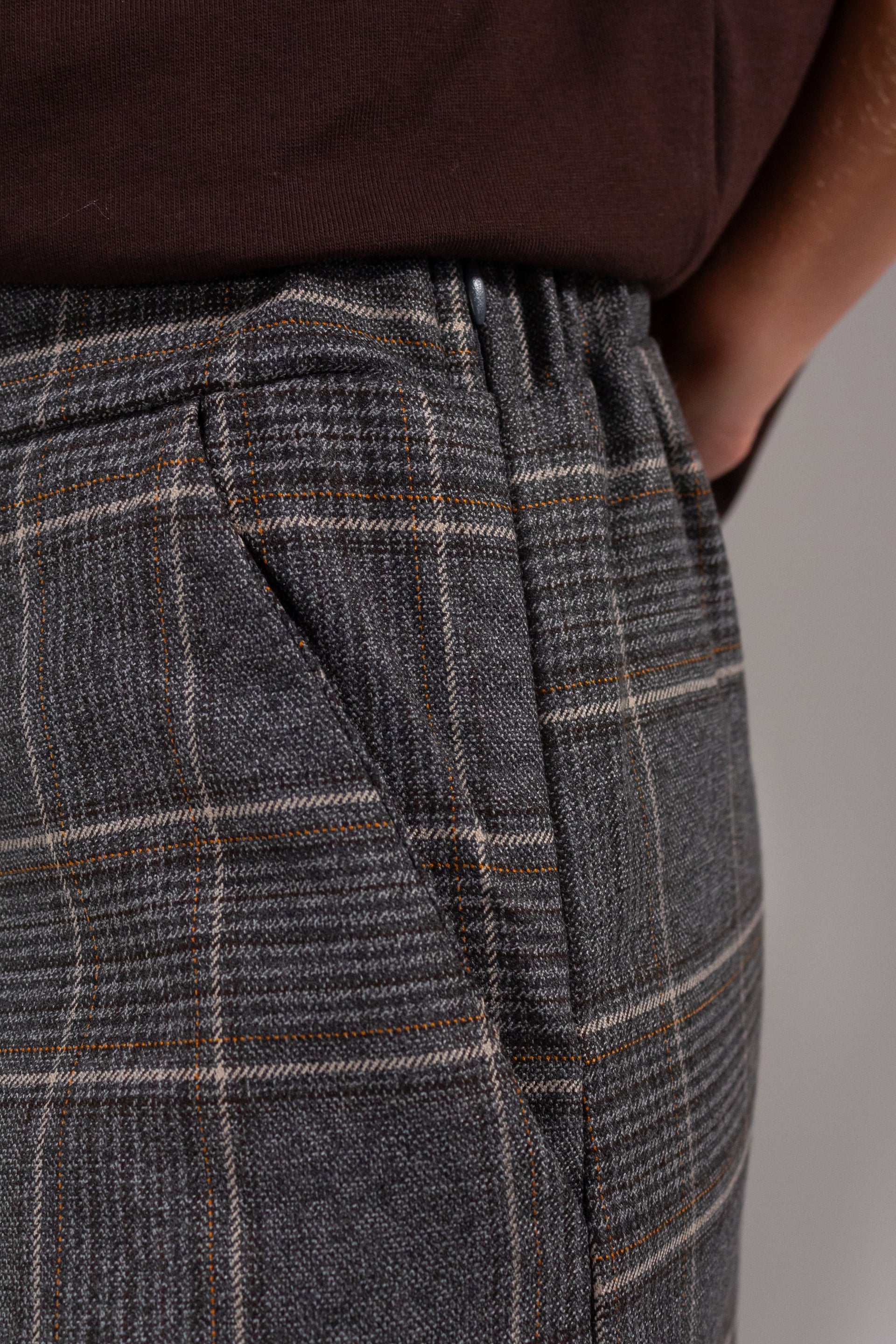 Pantalone Palazzo Quadri DUDA grigio beige - dettaglio vita alta con tasca a filetto e stampa principe di Galles