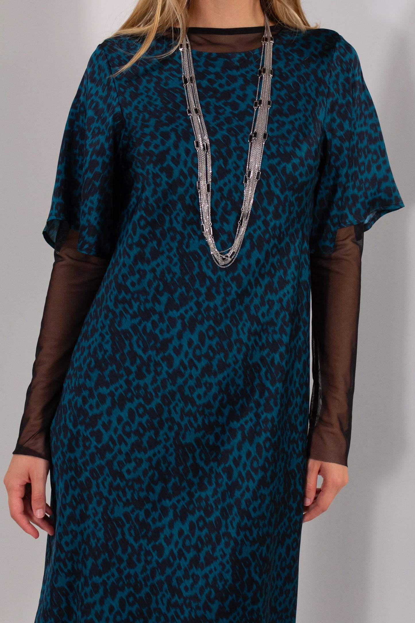 Abito Longuette Animalier DUDA petrolio nero - dettaglio frontale con inserto mesh e collana lunga