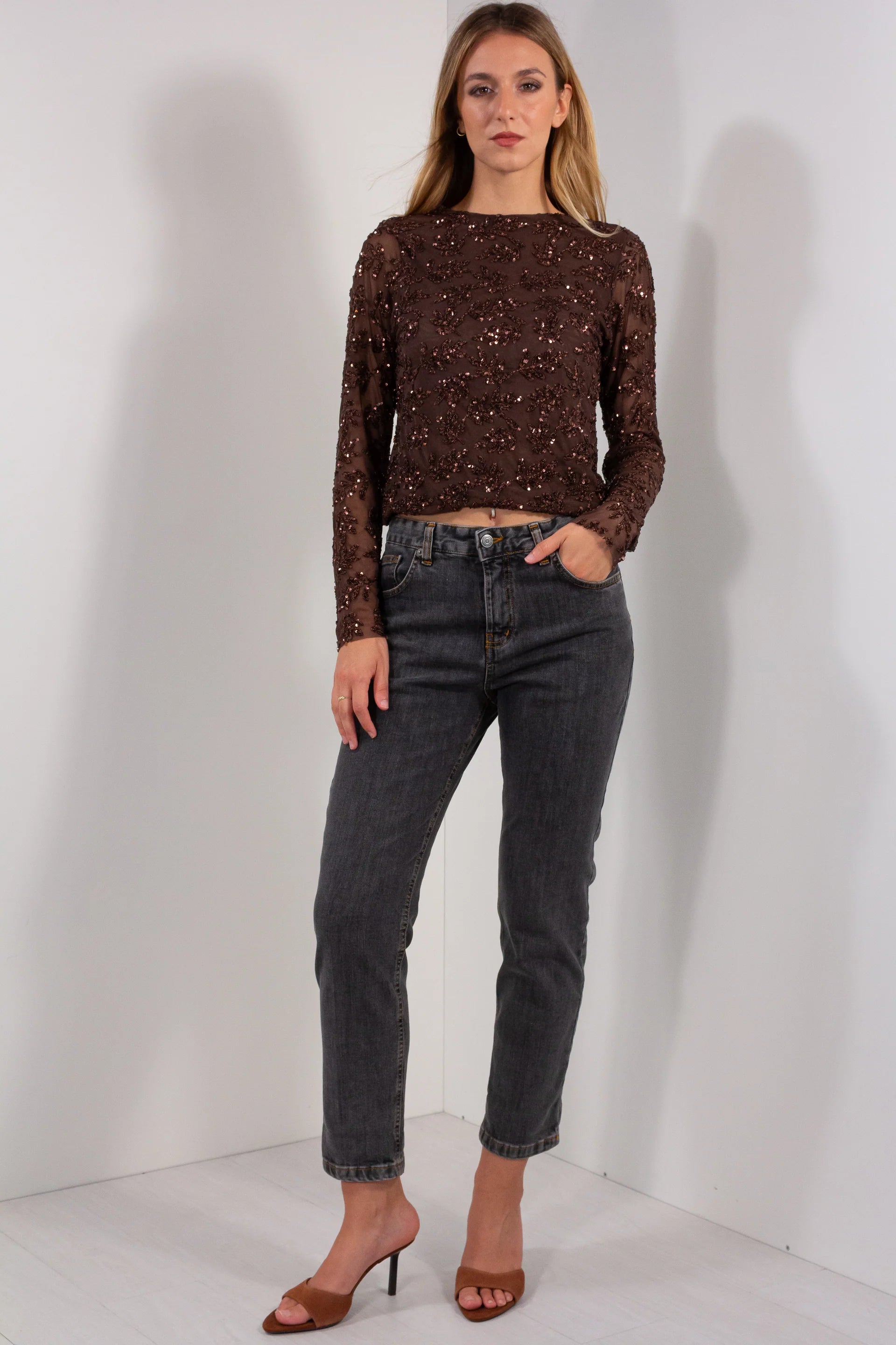 Jeans Boyfit Carbon DUDA antracite - look completo frontale con top paillettes marrone e mules