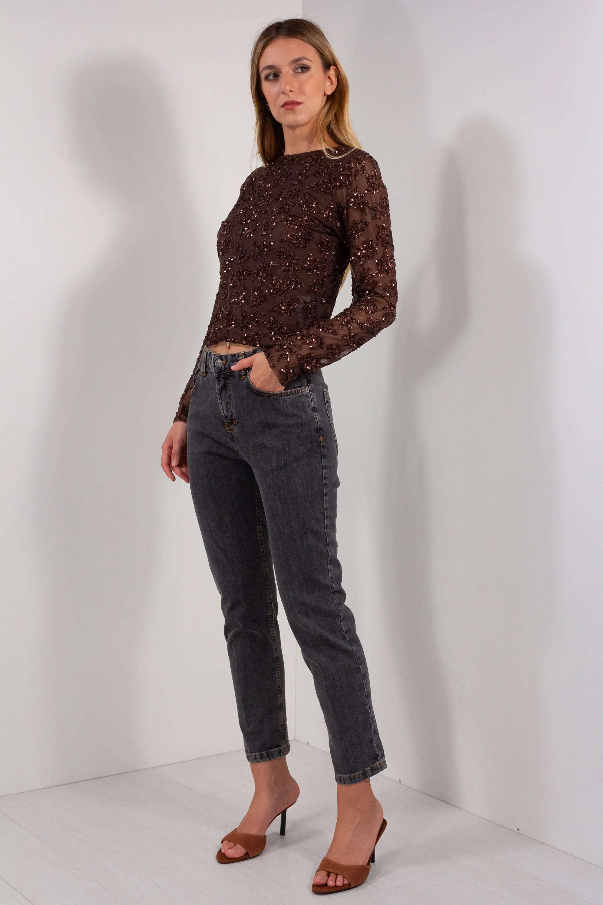 Jeans Boyfit Carbon DUDA antracite - vista laterale con top paillettes marrone e mules