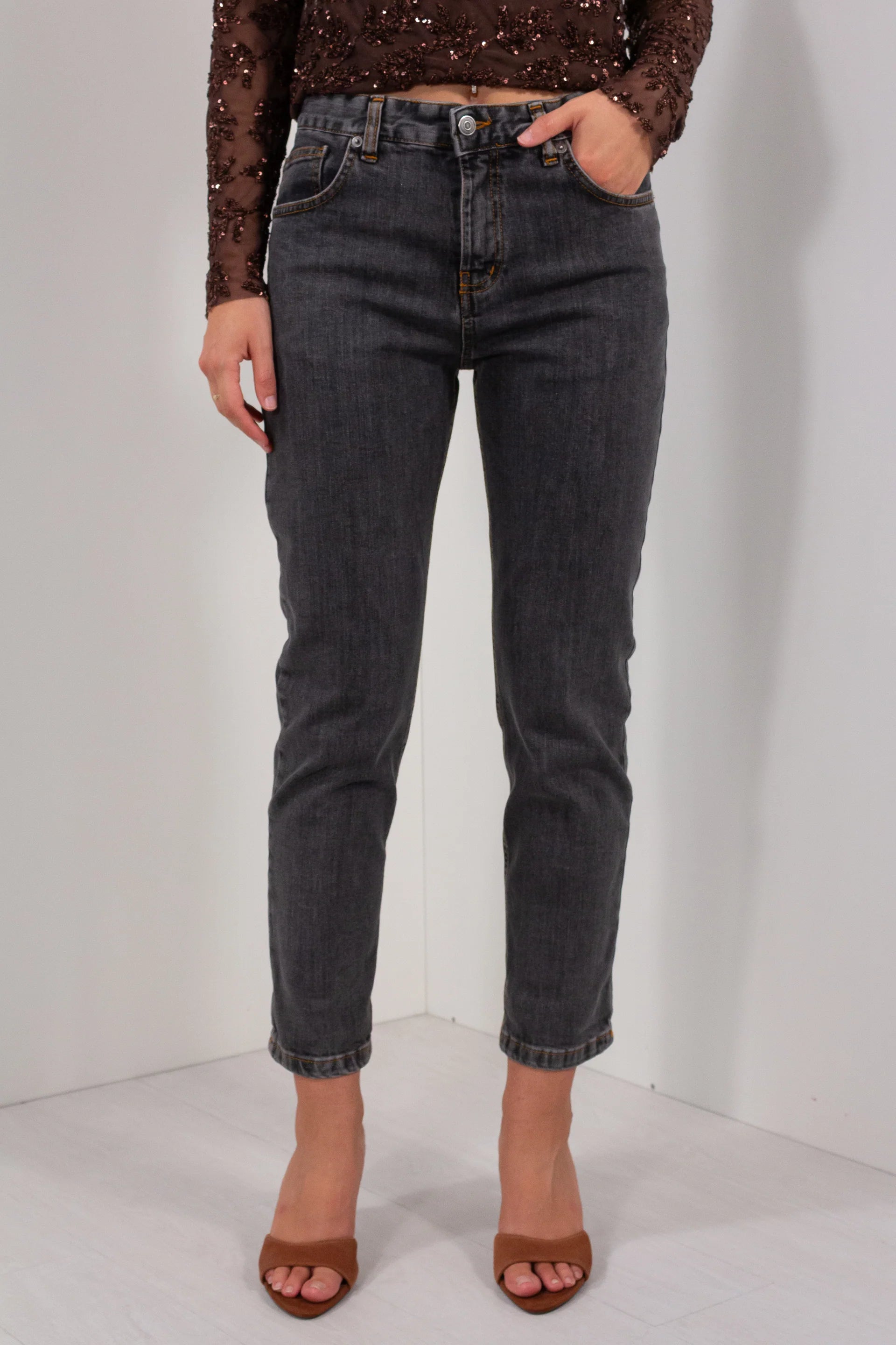 Jeans Boyfit Carbon DUDA - dettaglio frontale vita alta con bottone e risvolto