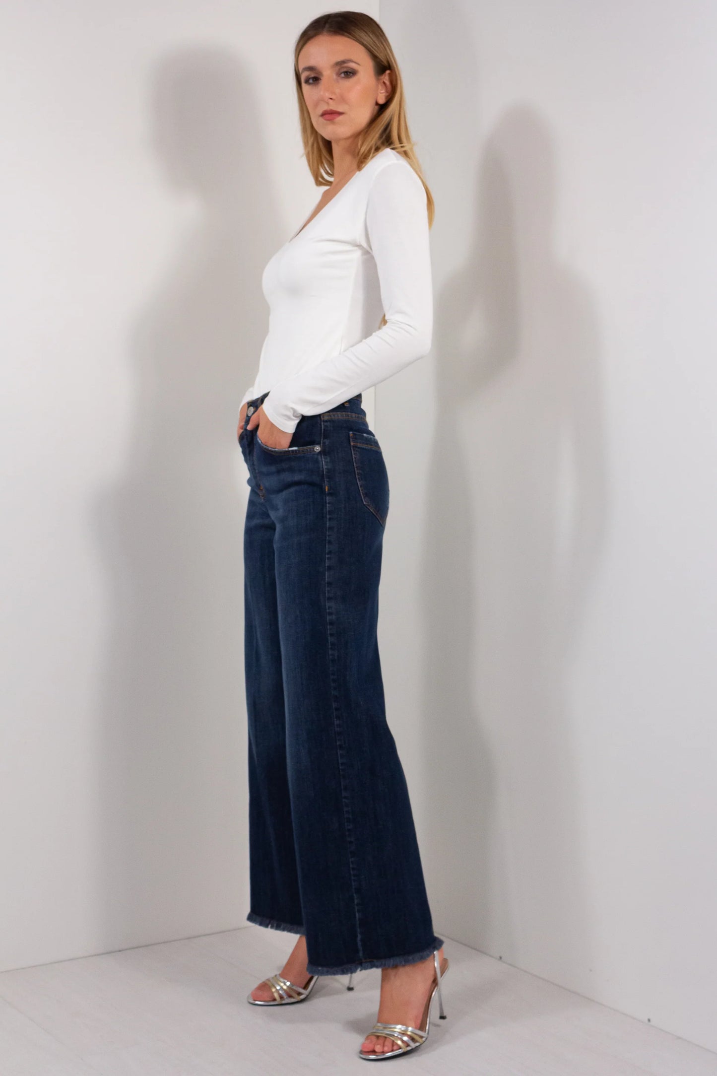 Jeans Wide Leg Sfrangiato DUDA blu scuro - vista laterale con dettaglio fondo sfrangiato