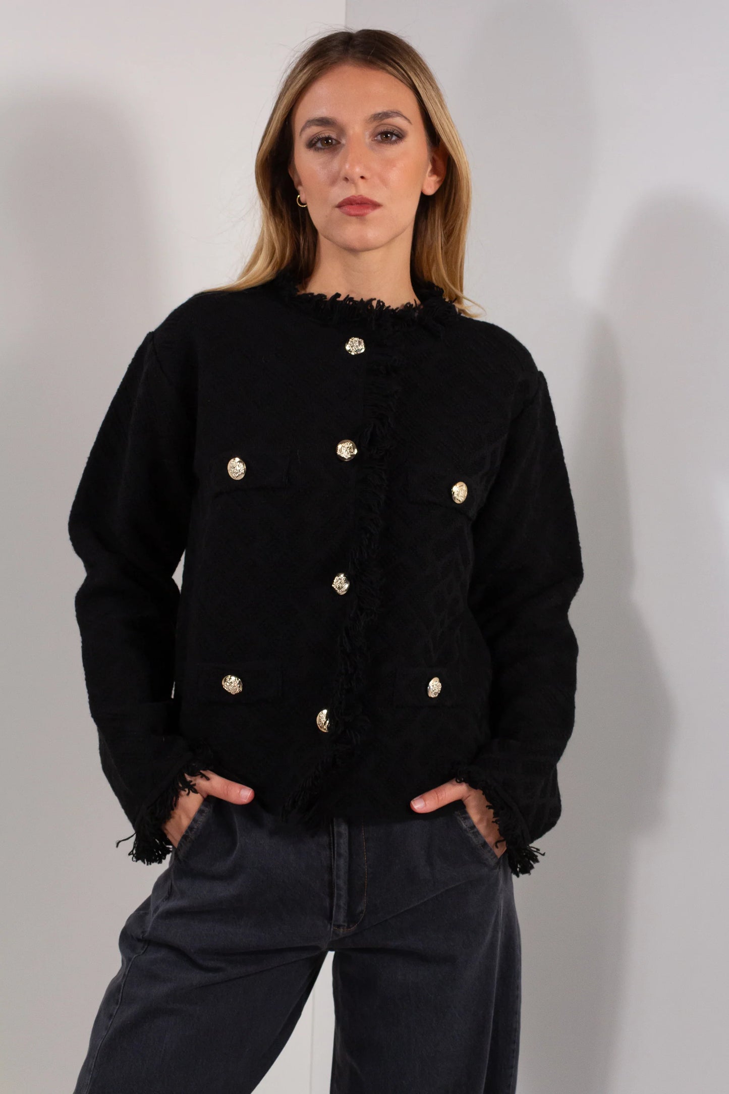 Giacca Chanel Bottoni DUDA nera - vista frontale con modella e jeans wide leg antracite