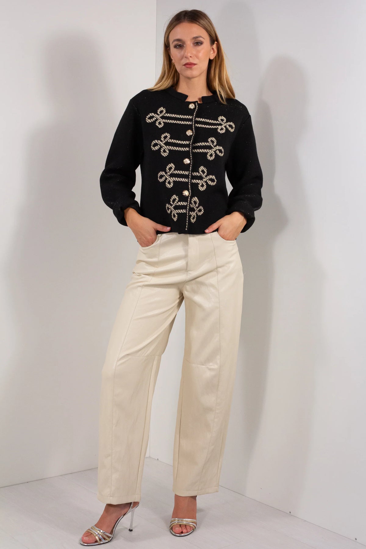 Giacca Napoleone DUDA nera con ricami dorati - vista frontale total look con pantaloni beige