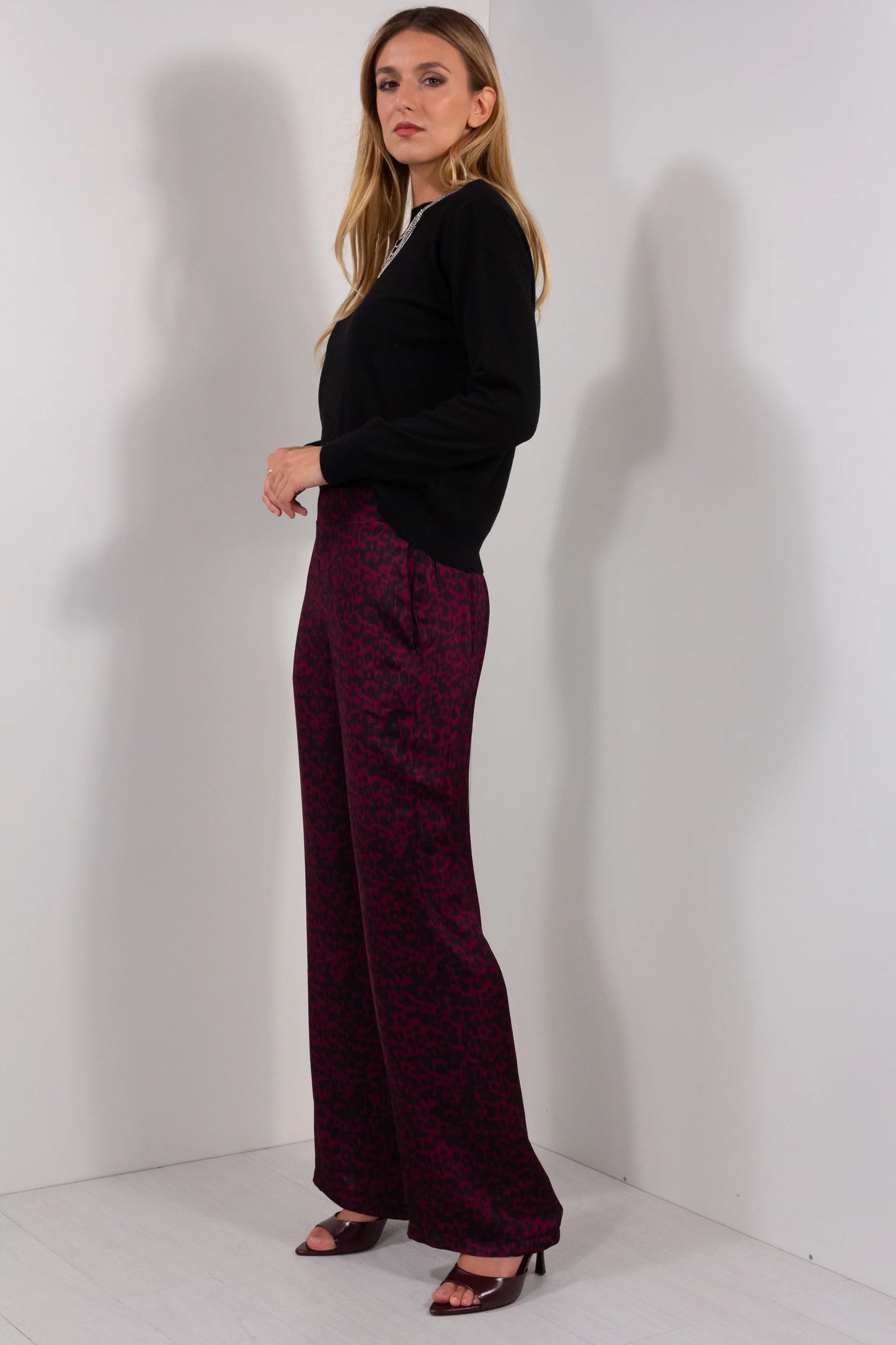 Pantalone Palazzo Animalier DUDA bordeaux nero - vista laterale con maglione nero e sandali
