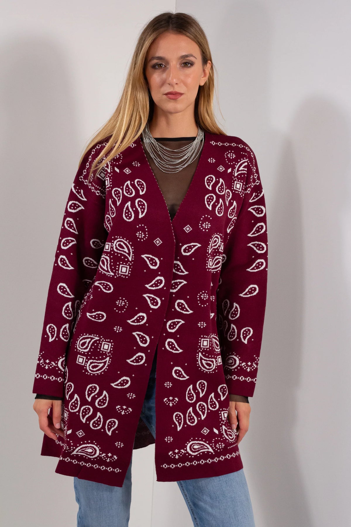 Cardigan Bandana DUDA bordeaux bianco - vista frontale aperto su maglia tulle nera e collana catena