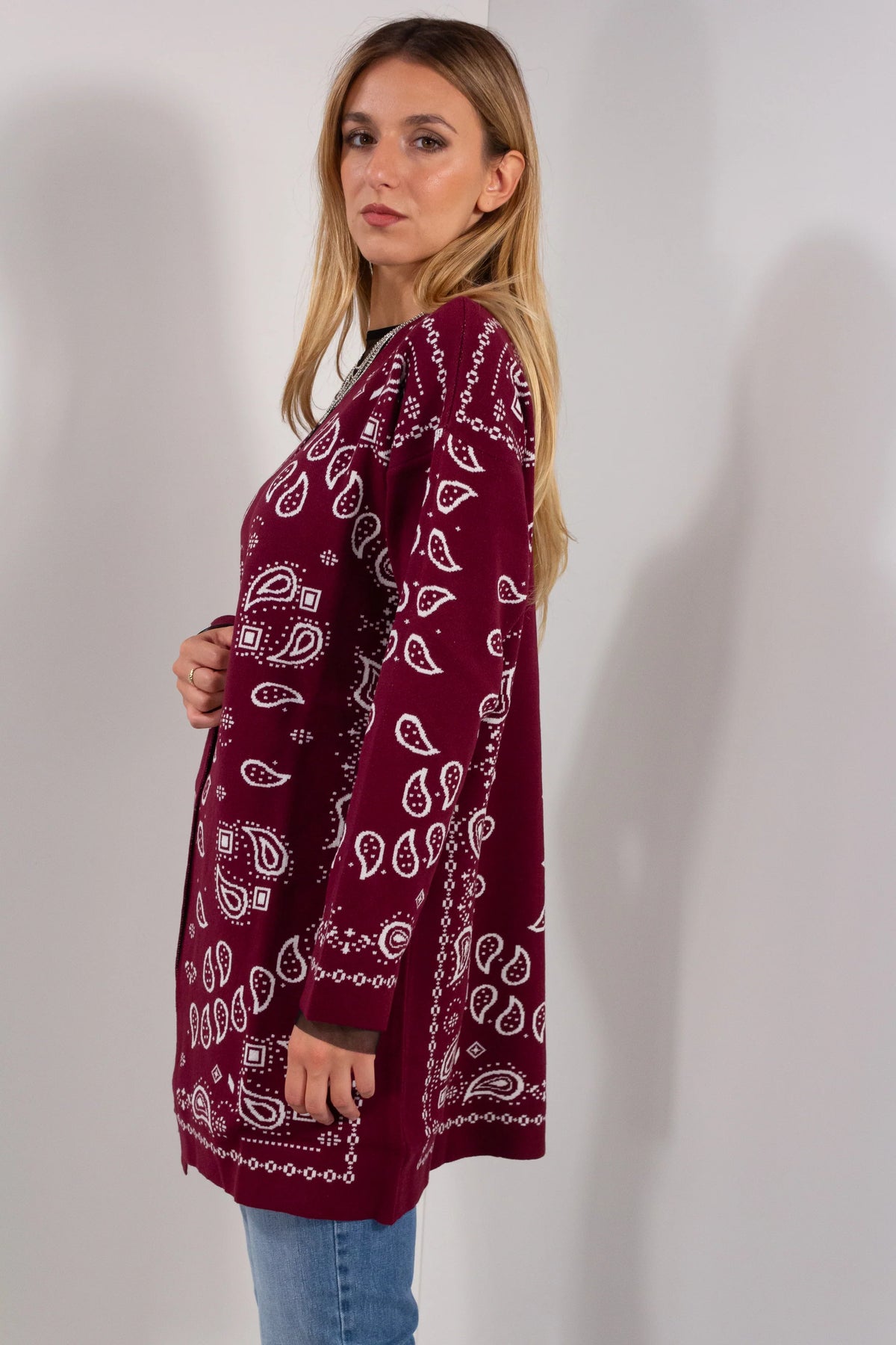 Cardigan Bandana DUDA bordeaux bianco - vista laterale con dettaglio fantasia paisley e tasca