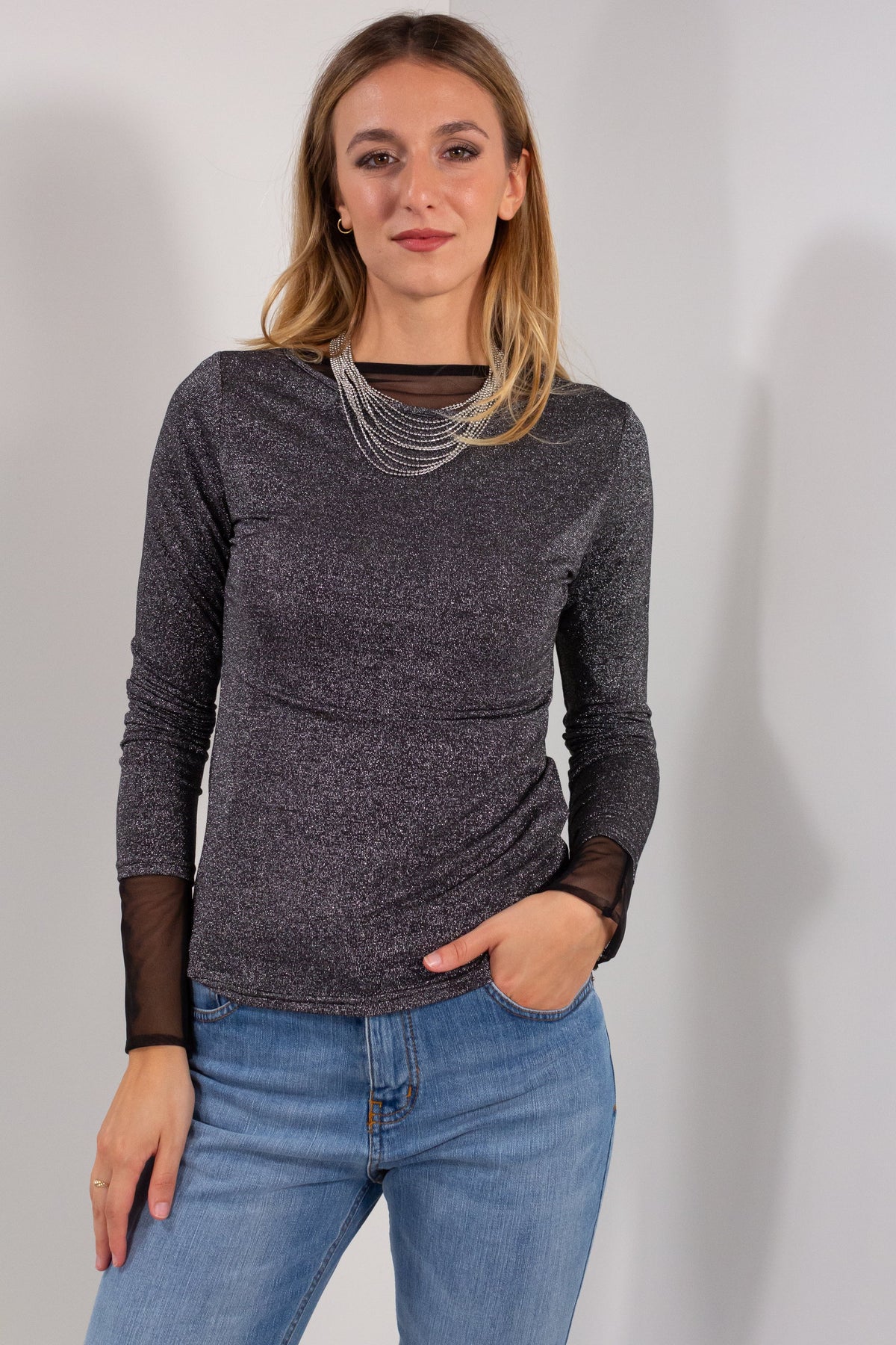 Maglia Aderente Lurex DUDA nera con glitter - vista frontale sorridente