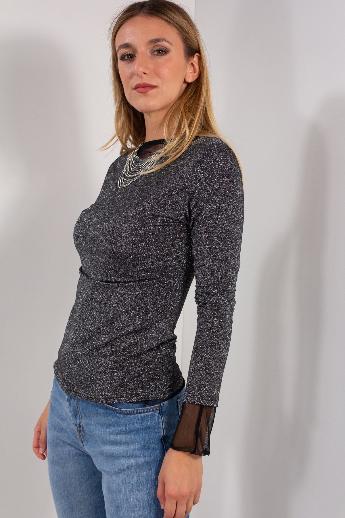 Maglia Aderente Lurex DUDA nera con glitter - vista laterale con dettaglio tulle polsino