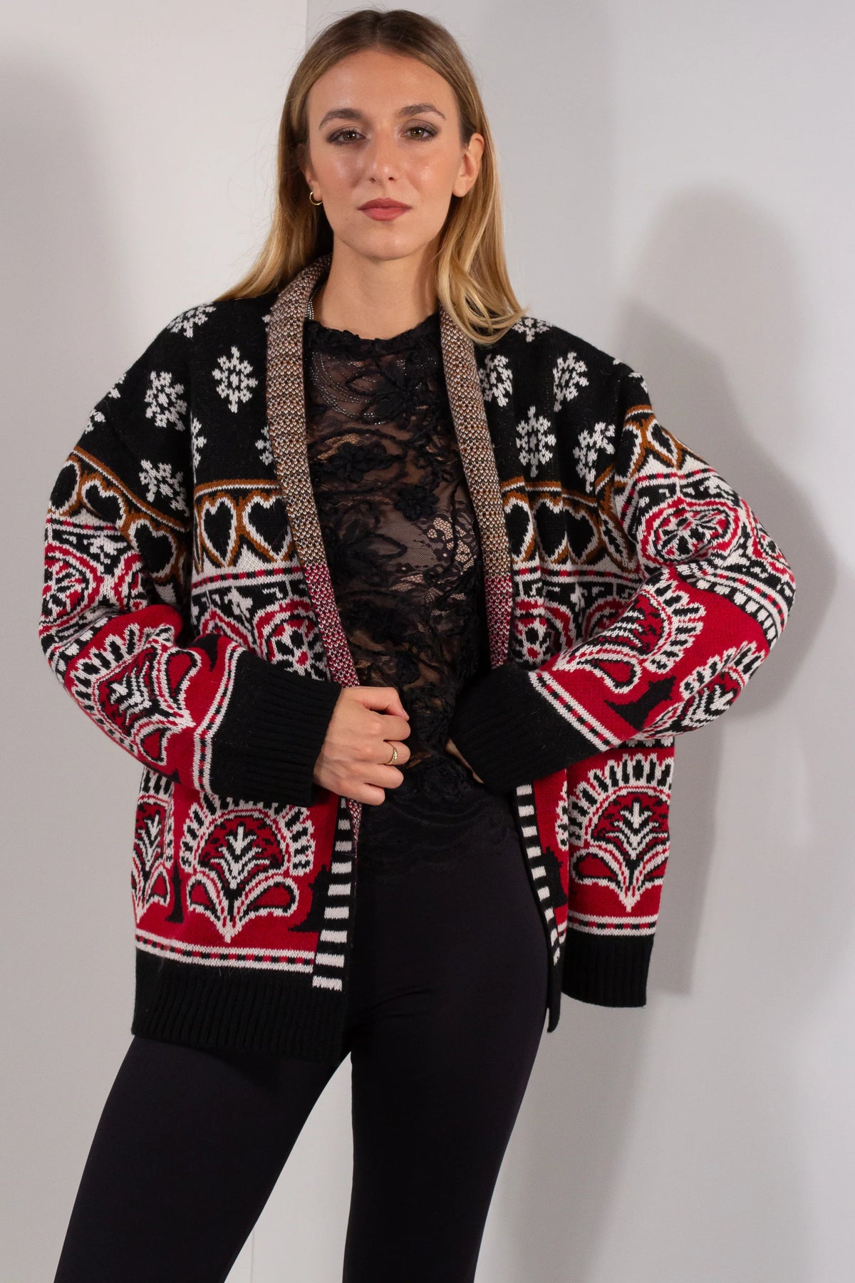 Cardigan Fantasia Rio DUDA nero rosso panna - vista frontale aperto su maglia in pizzo nera