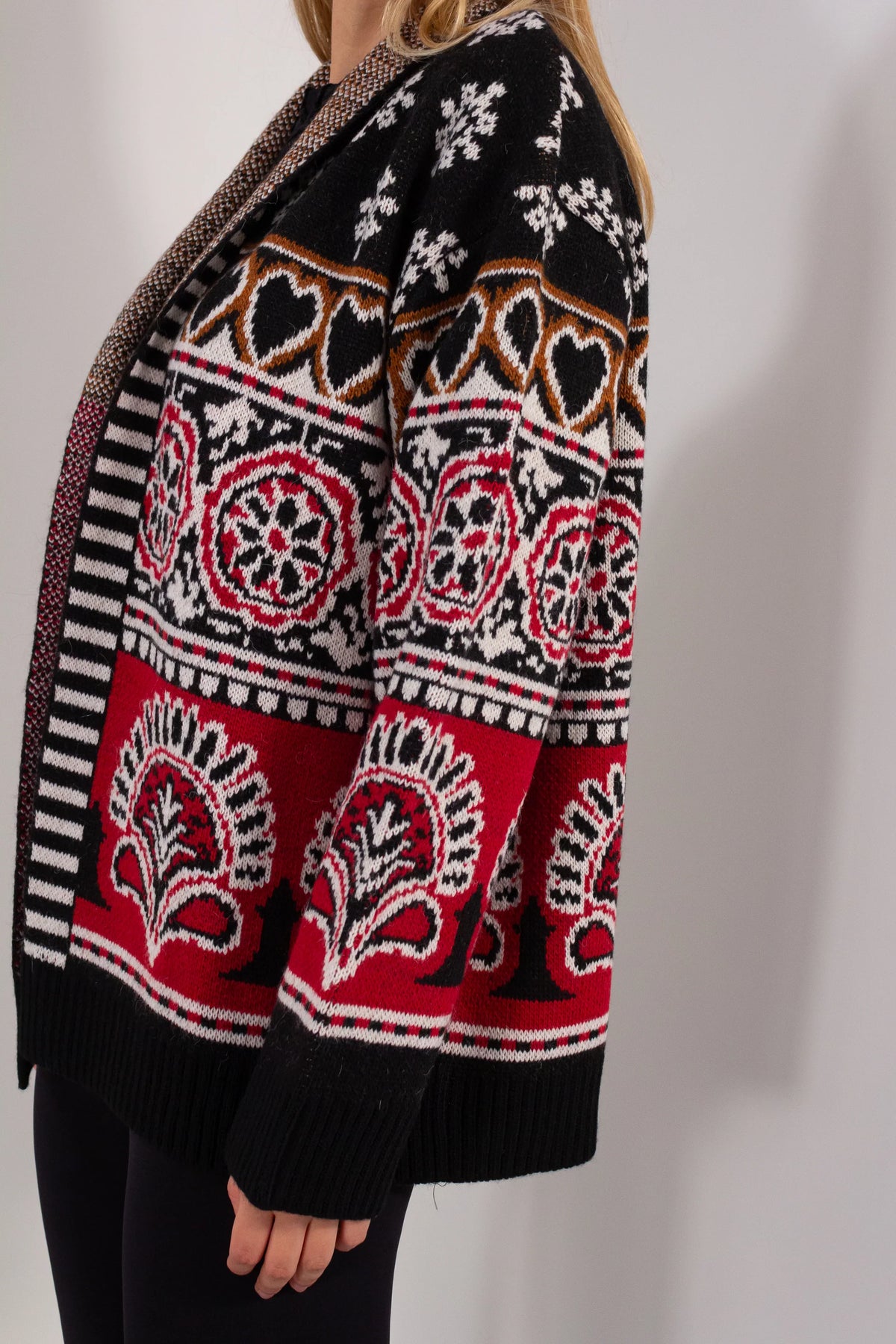 Cardigan Fantasia Rio DUDA nero rosso panna - dettaglio laterale fantasia jacquard paisley