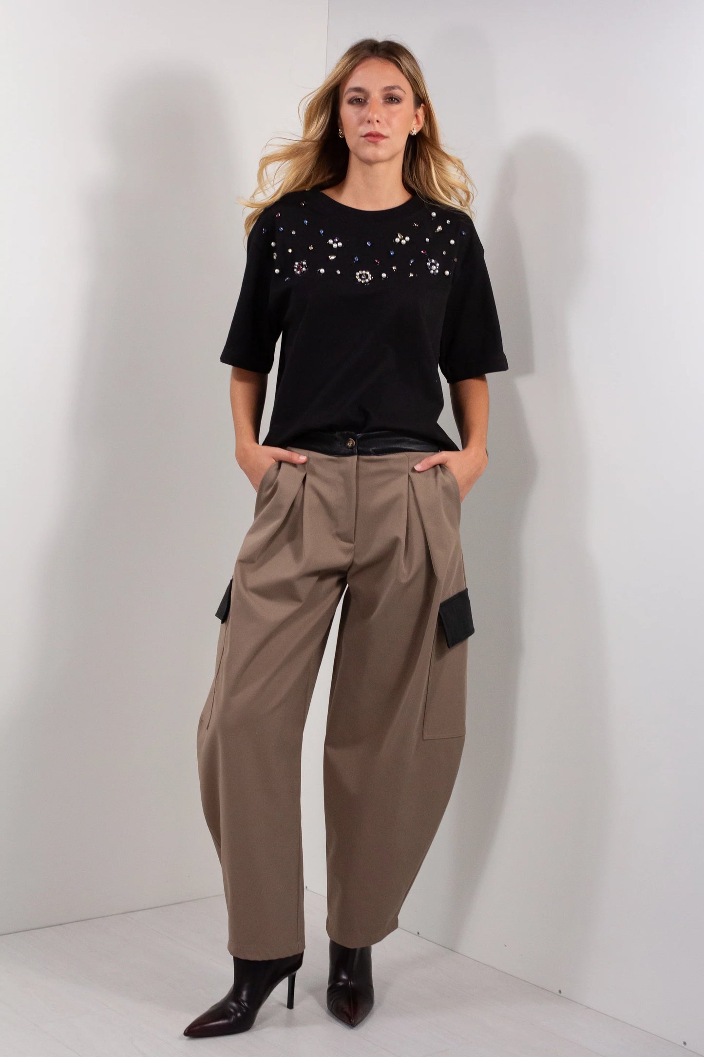 Pantalone Pinces Ecopelle DUDA tortora - vista frontale con modella e t-shirt nera
