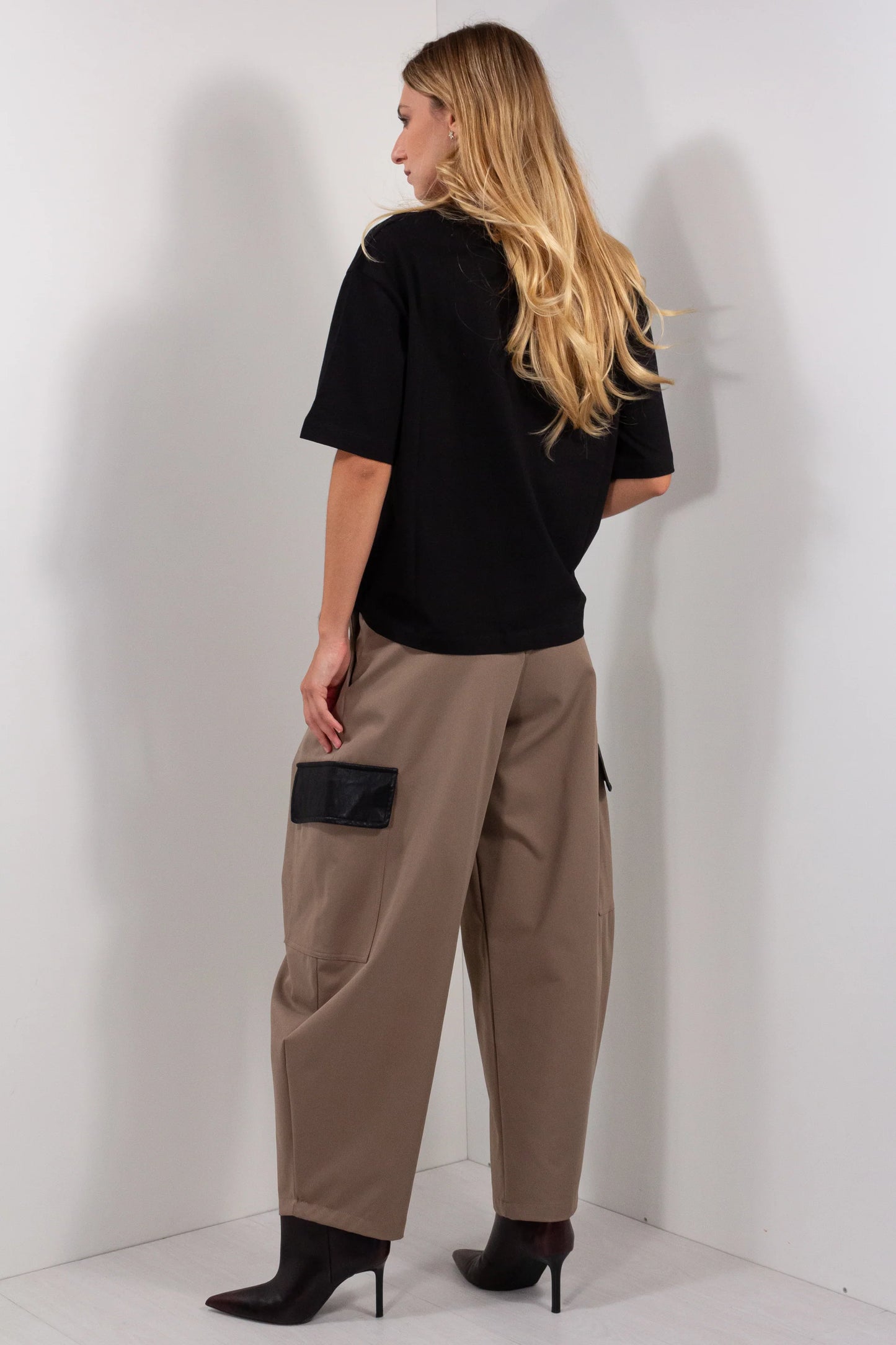 Pantalone Pinces Ecopelle DUDA tortora - vista posteriore con dettaglio tasca ecopelle nera