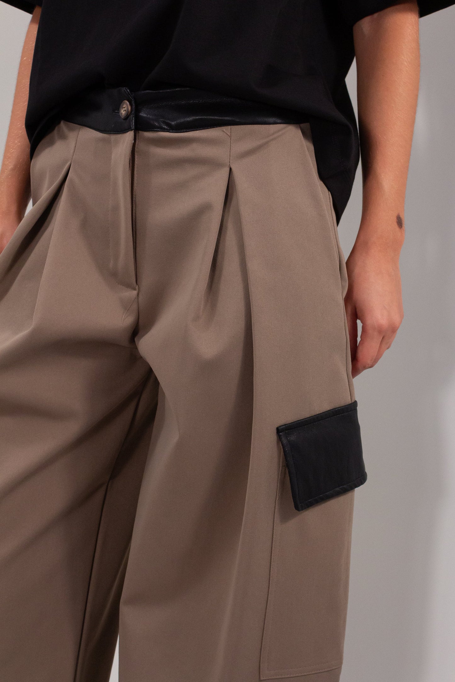 Pantalone Pinces Ecopelle DUDA - dettaglio tasca cargo con patta in ecopelle nera