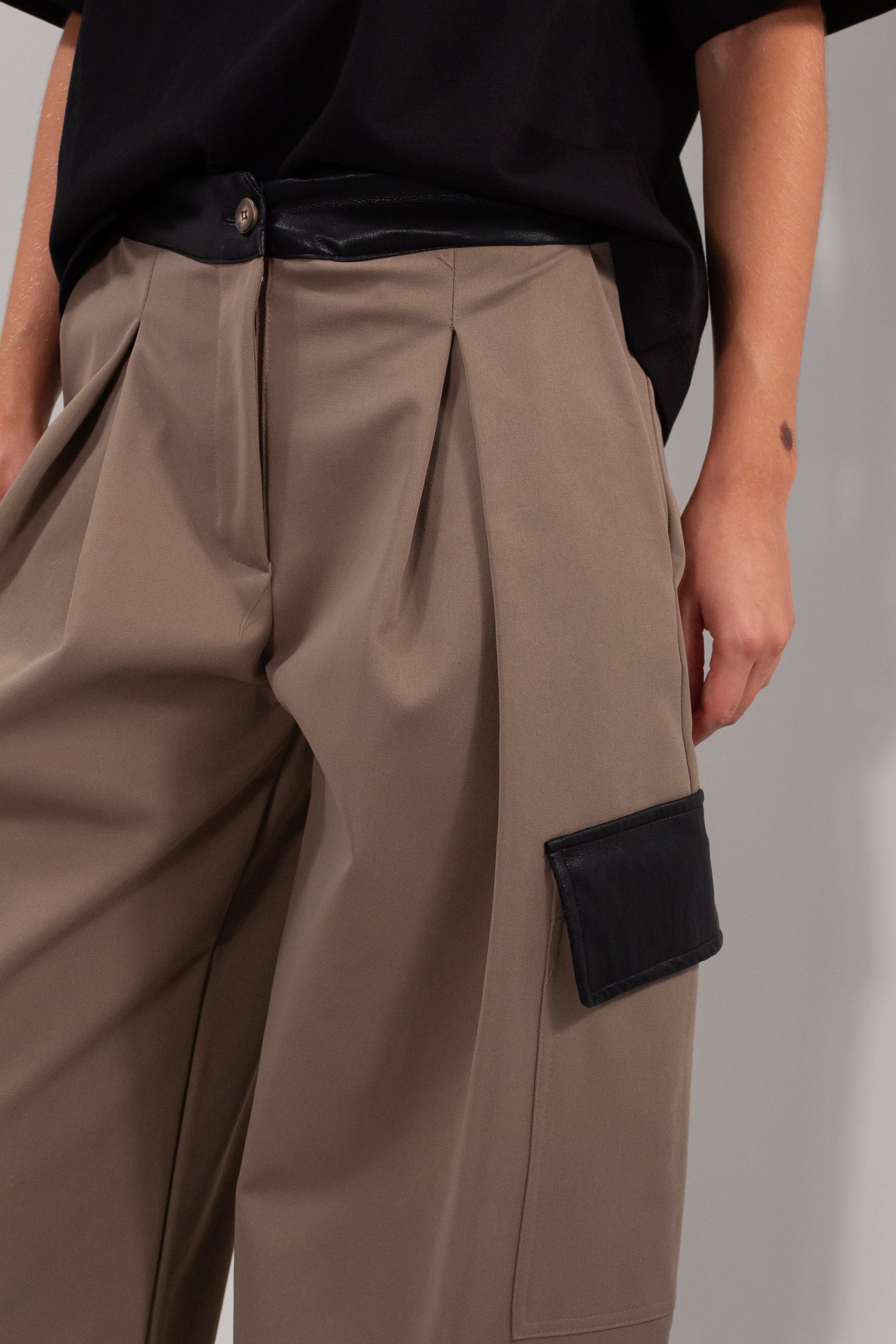 Pantalone Pinces Ecopelle DUDA - dettaglio tasca cargo con patta in ecopelle nera