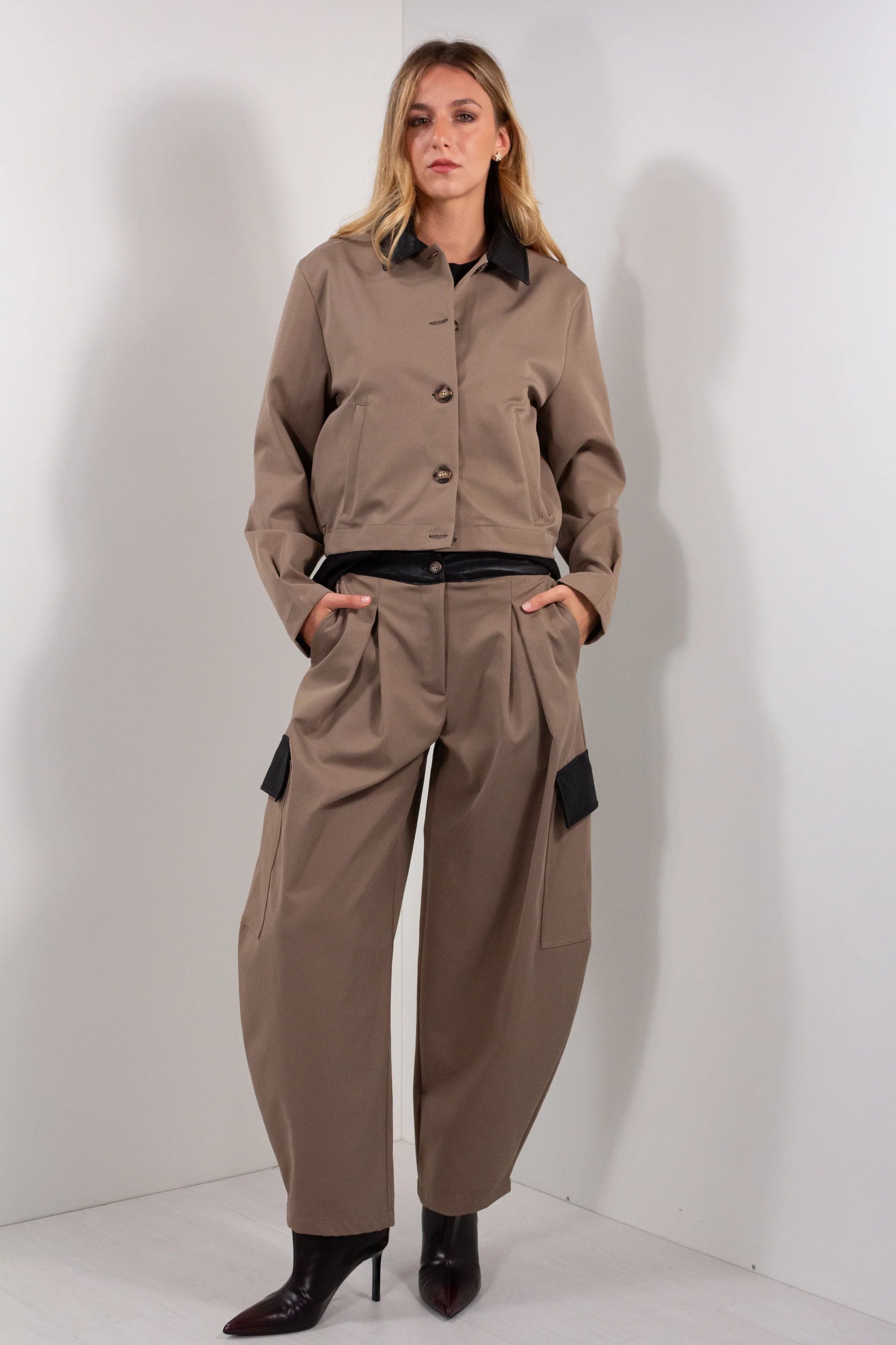 Giacca Bomber Ecopelle DUDA tortora - vista frontale con pantalone pinces coordinato