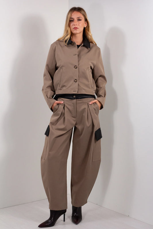 Giacca Bomber Ecopelle DUDA tortora - vista frontale con pantalone pinces coordinato