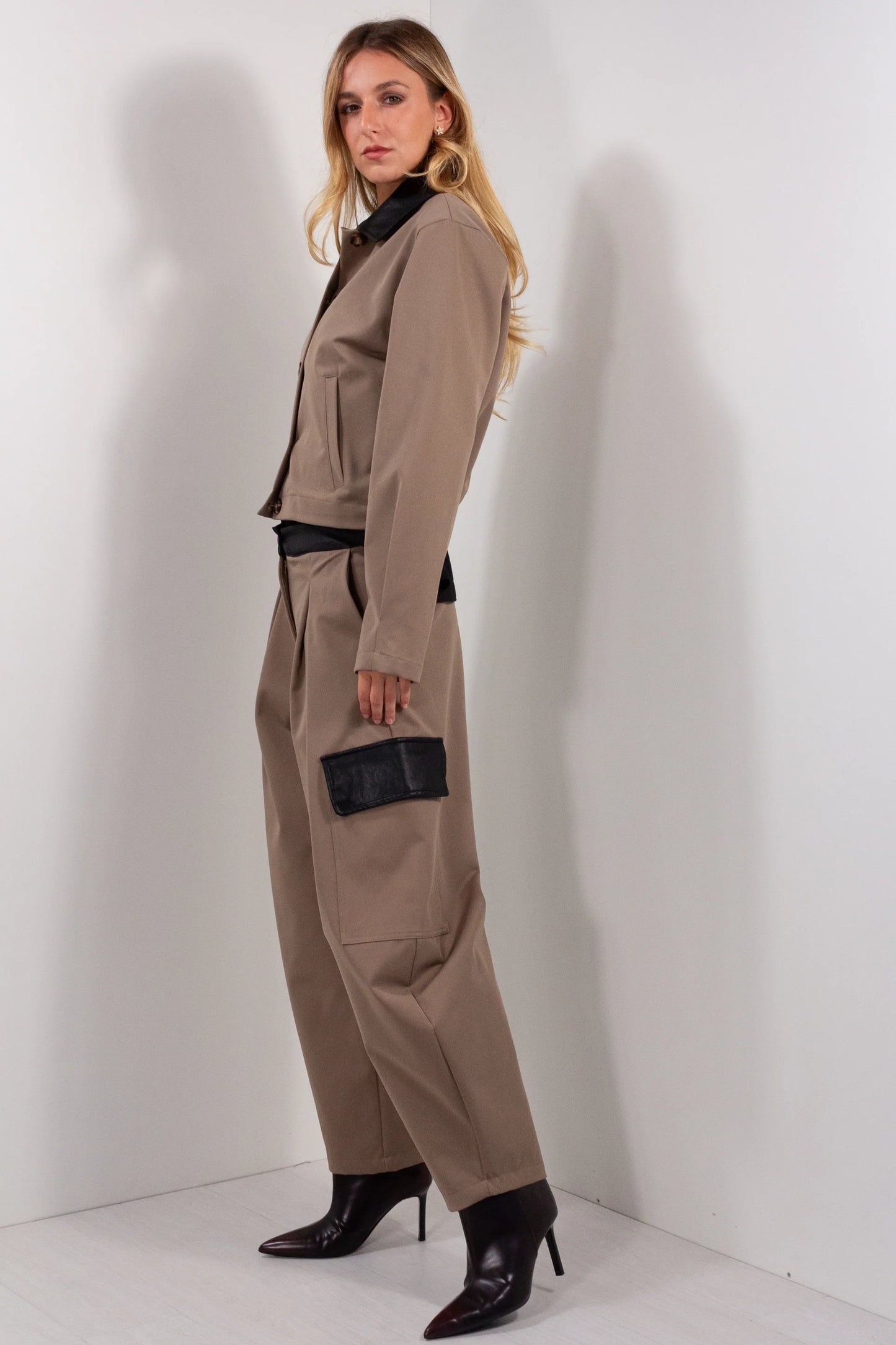 Giacca Bomber Ecopelle DUDA tortora - vista laterale con pantalone pinces coordinato