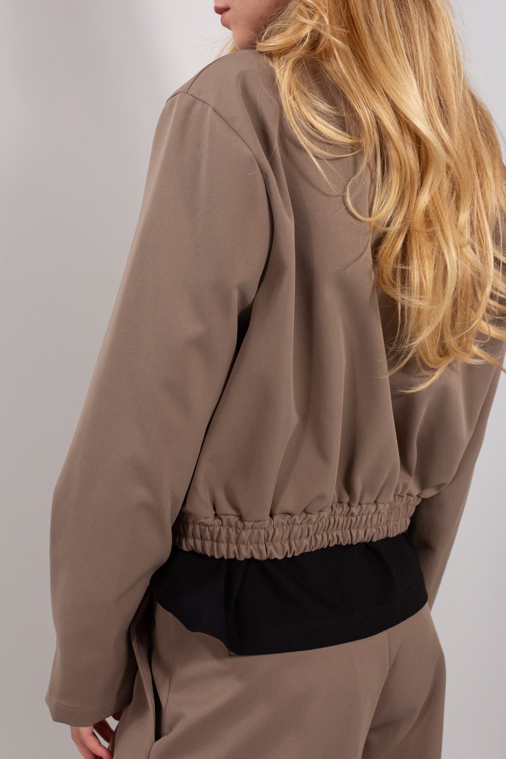 Giacca Bomber Ecopelle DUDA tortora - vista posteriore con fondo elastico ecopelle nera