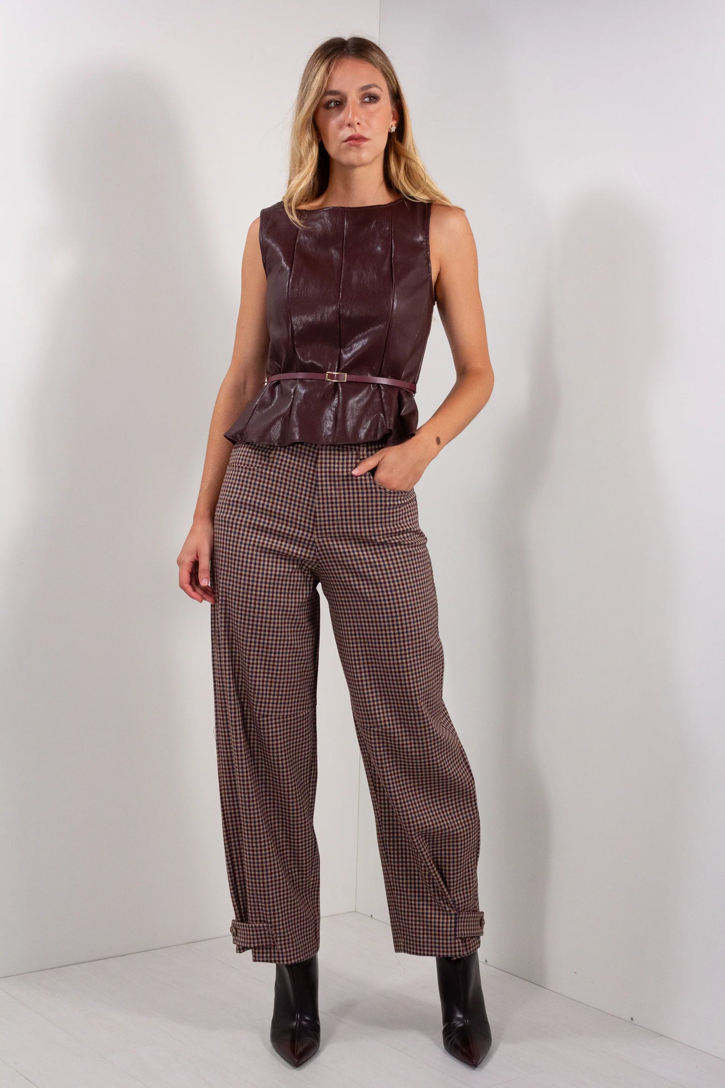 Pantalone Quadretti Alamari DUDA pied-de-poule - vista frontale posa alternativa con canotta bordeaux