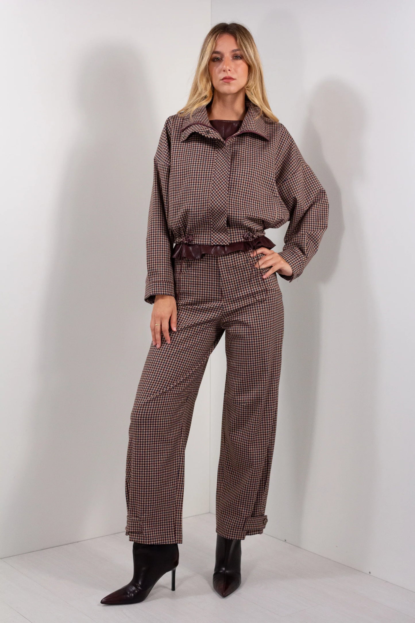 Bomber Coulisse Quadretti DUDA pied-de-poule - look completo frontale con pantalone coordinato e cintura ecopelle bordeaux