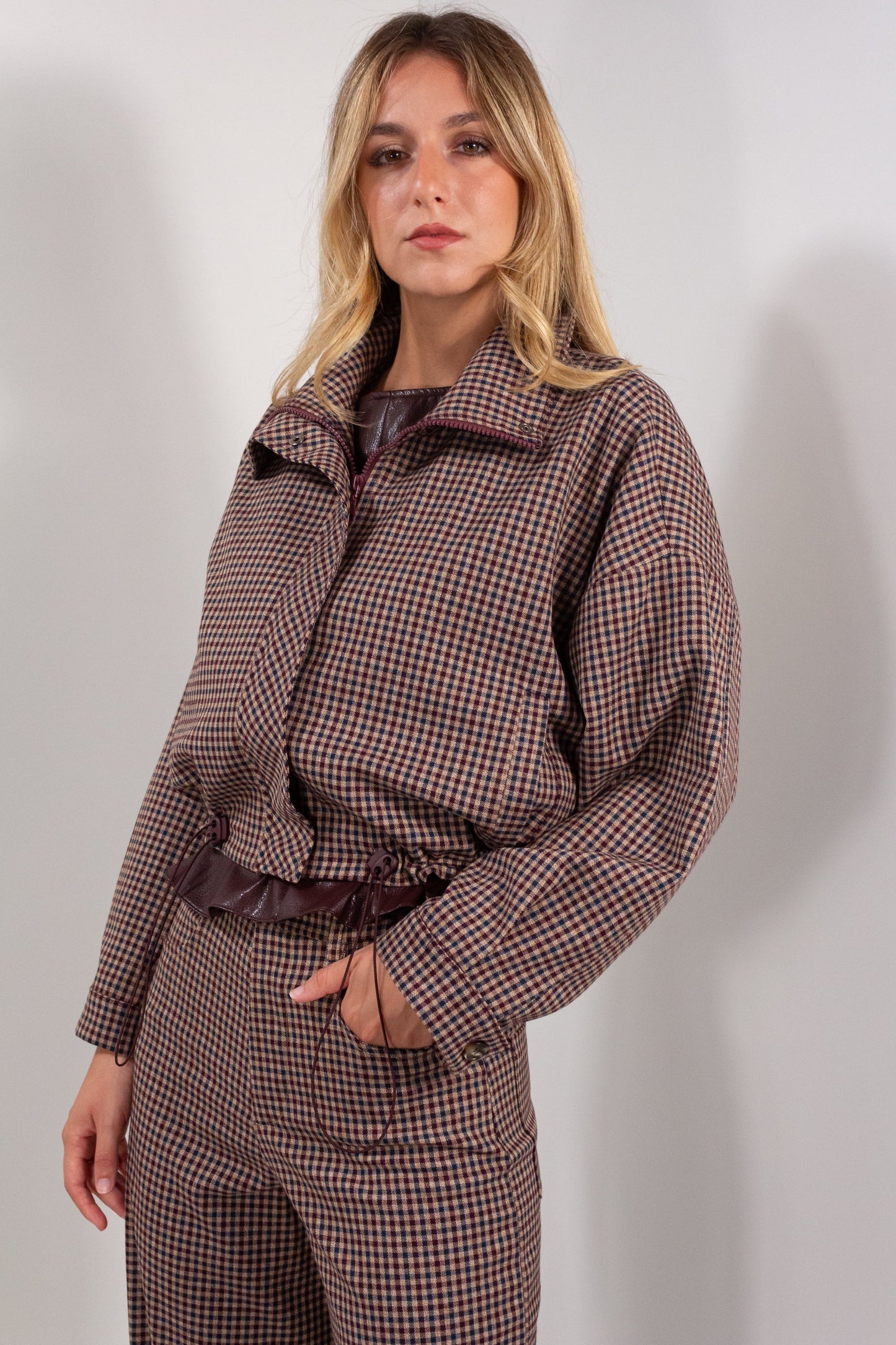 Bomber Coulisse Quadretti DUDA - dettaglio frontale collo a camicia e coulisse ecopelle bordeaux