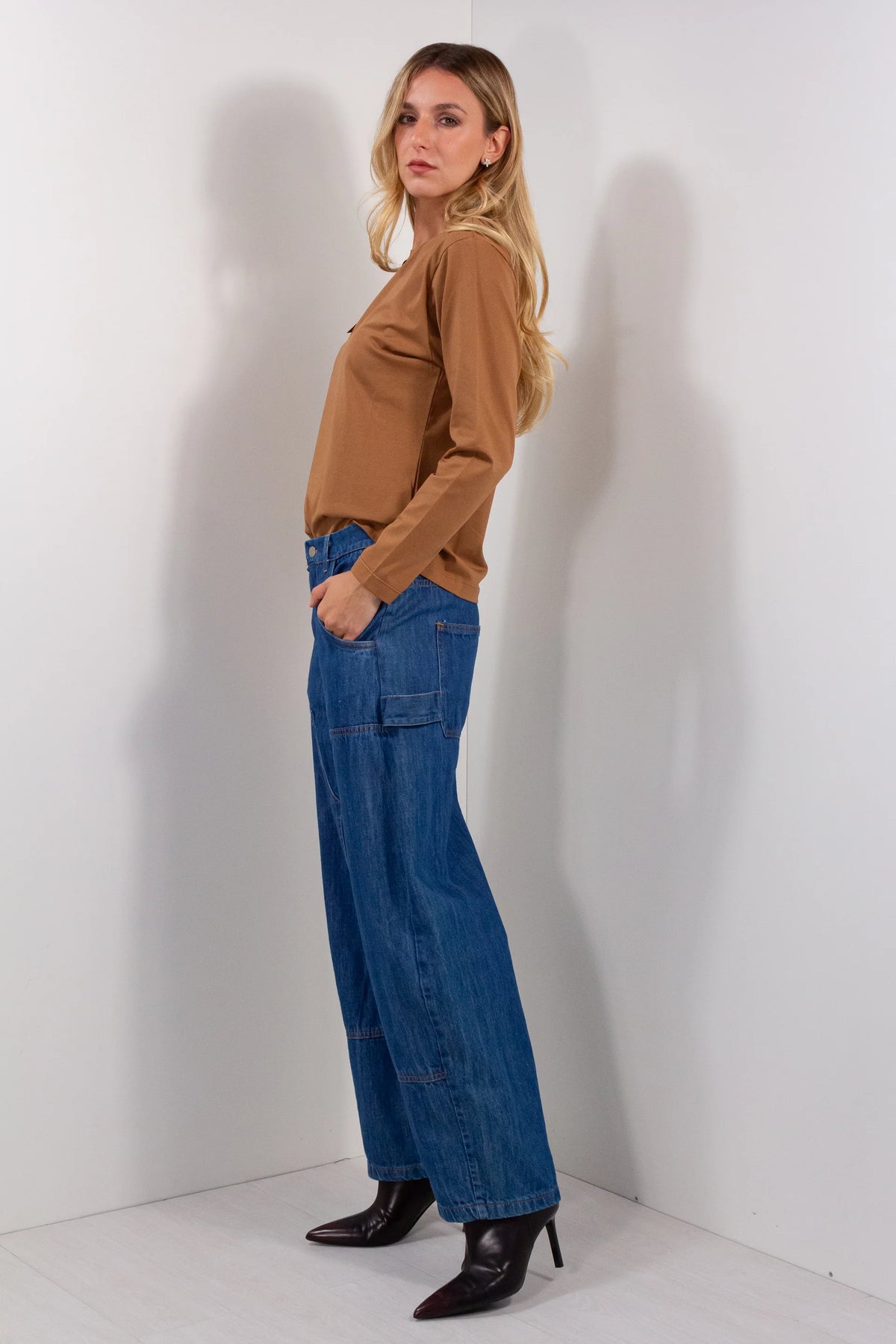 Jeans Jack DUDA wide leg cargo denim - vista laterale con modella