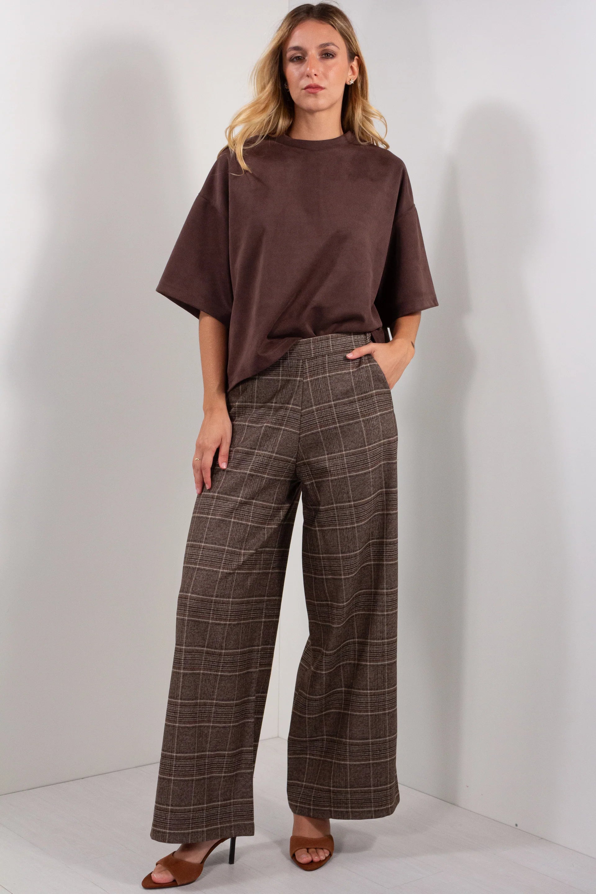 Pantalone Palazzo Quadri DUDA marrone beige - look completo frontale con t-shirt oversize marrone e mules