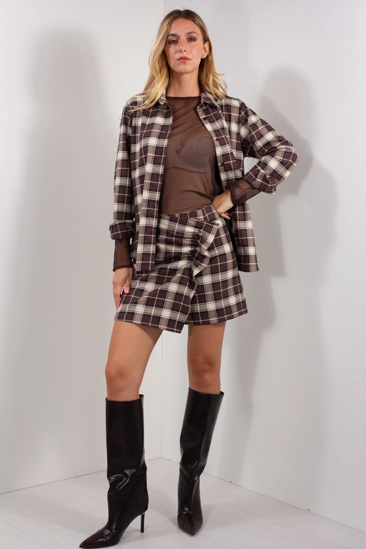 Skort frappa scozzese marrone bianco vista frontale total look con camicia coordinata e body trasparente marrone