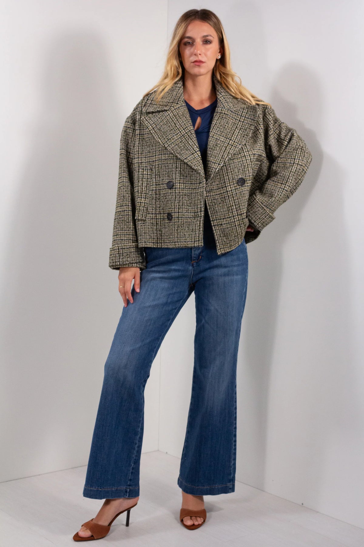 Giacca picot quadretti Duda doppiopetto con ampi revers, indossata con jeans ampi