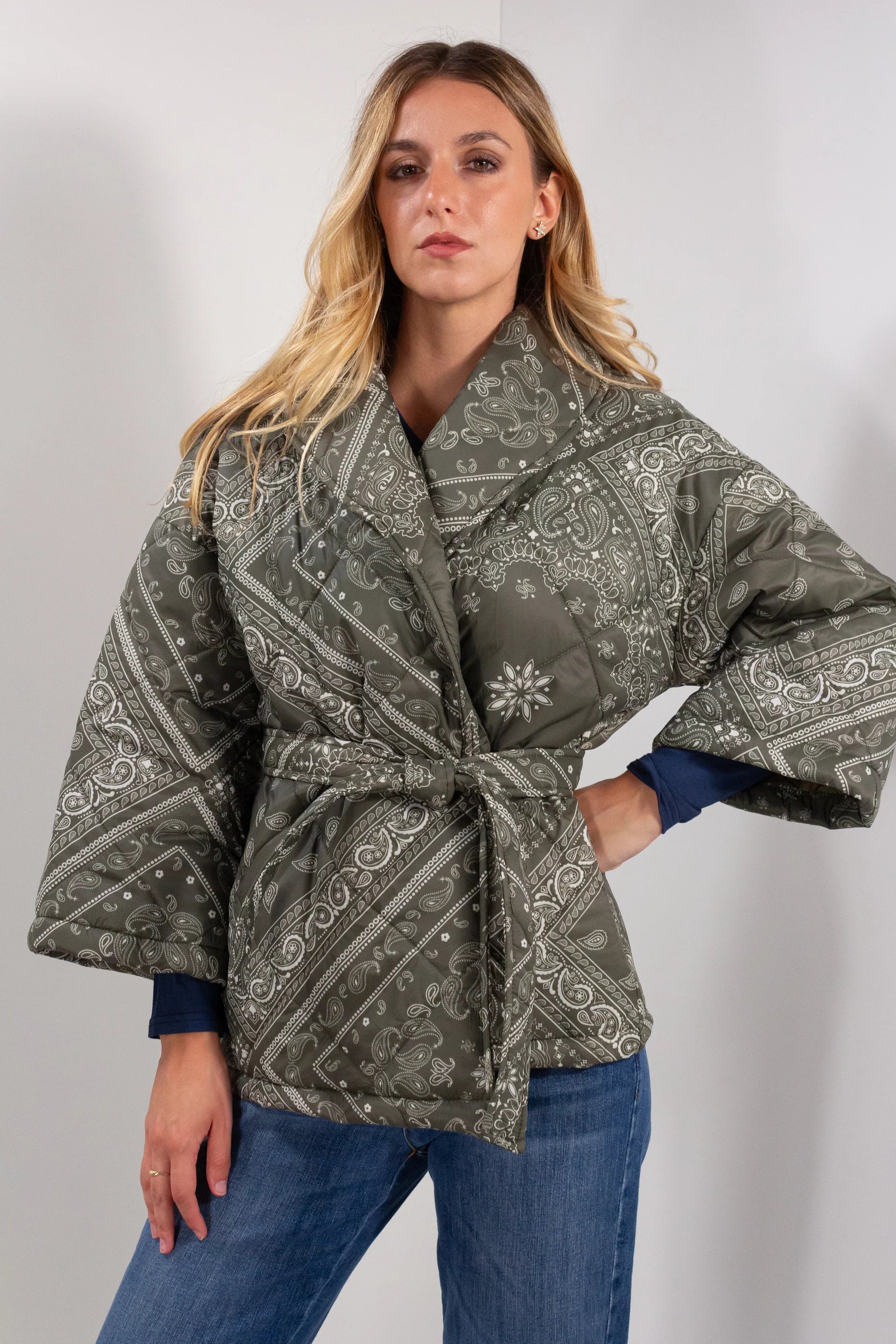 Giacca Kimono Trapuntata Paisley DUDA verde militare - vista frontale con cintura con modella