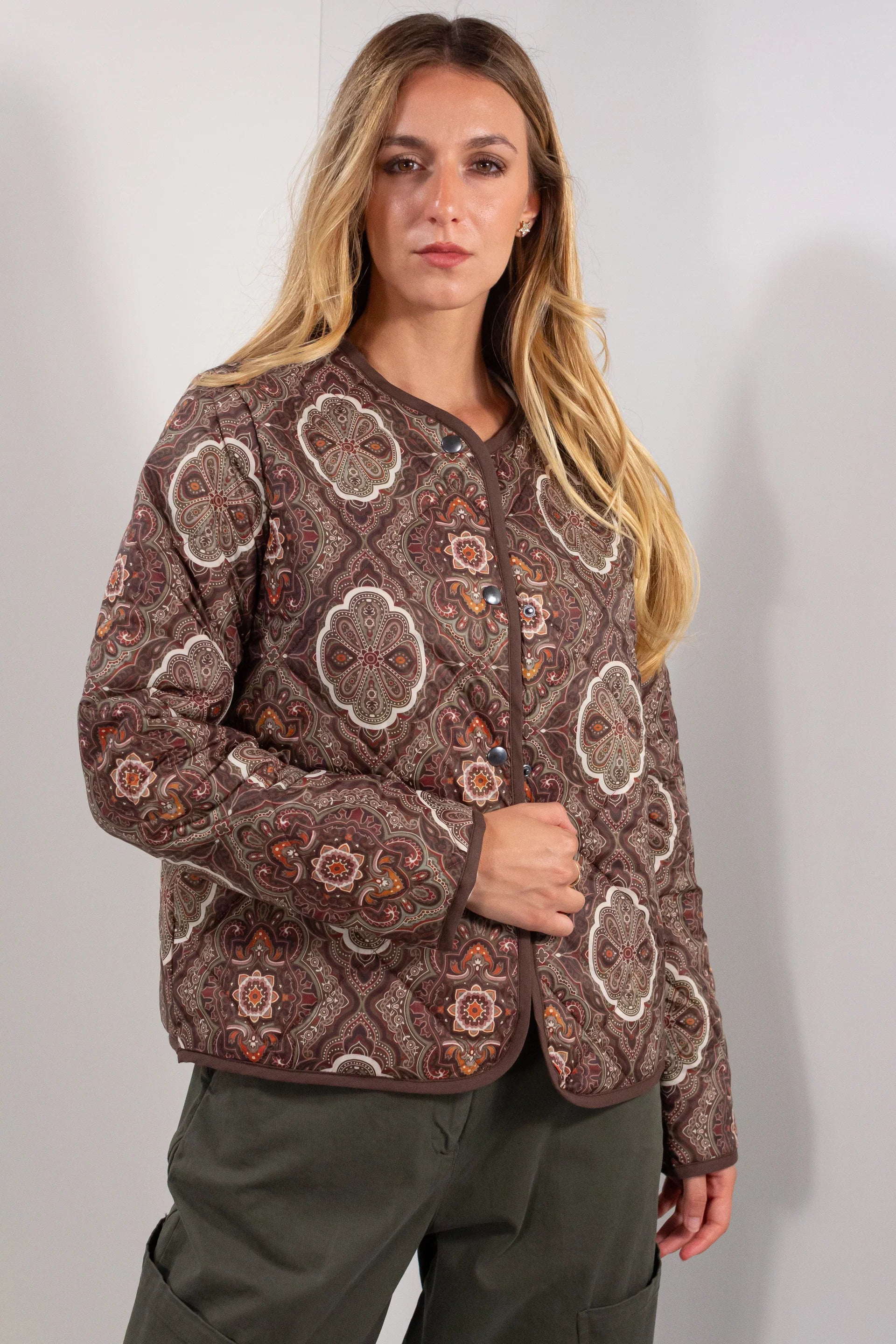 Giacca Trapuntata Aspes DUDA marrone stampa paisley medallion - vista frontale con modella
