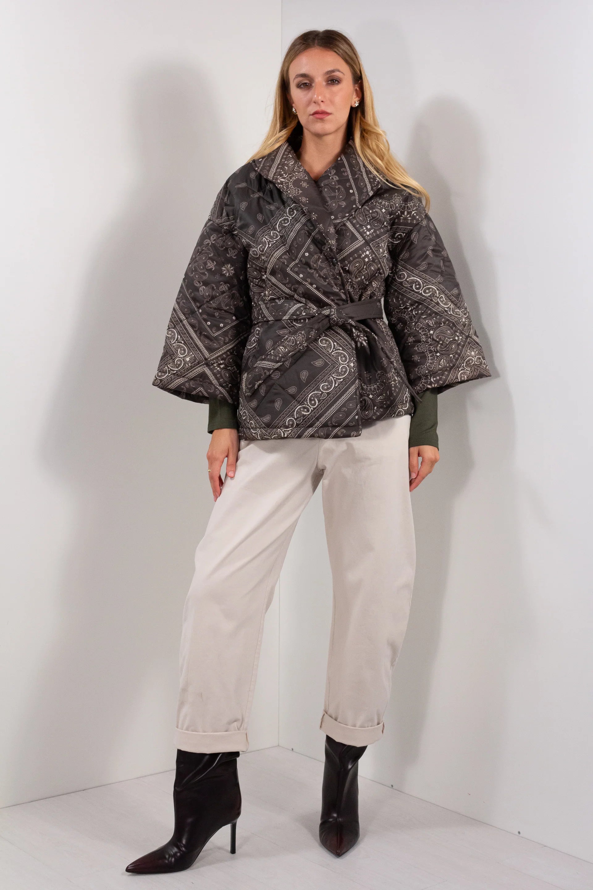 Giacca Kimono Trapuntata Paisley DUDA grigio scuro - vista frontale intera con modella e jeans