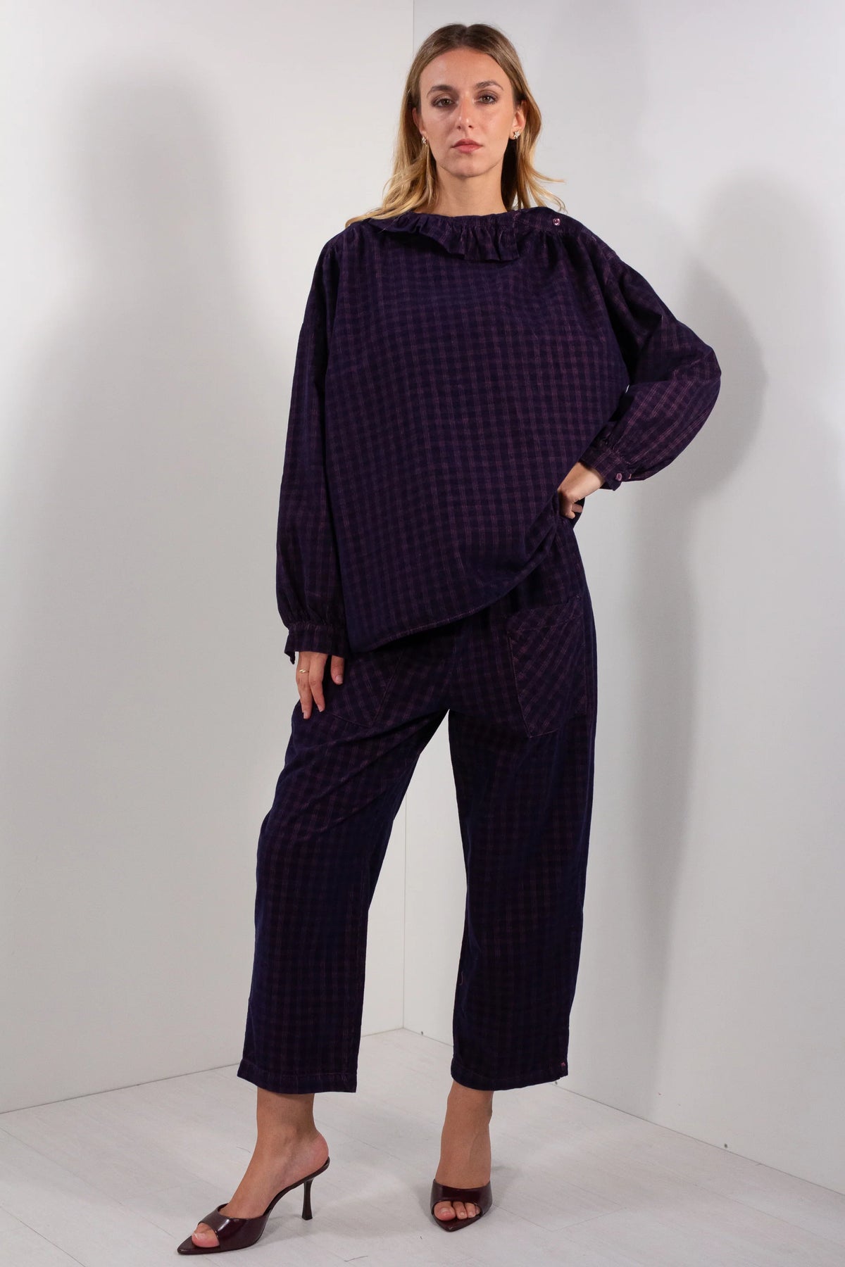 Pantaloni Microcostina Isabel DUDA blu notte - vista frontale con blusa coordinata
