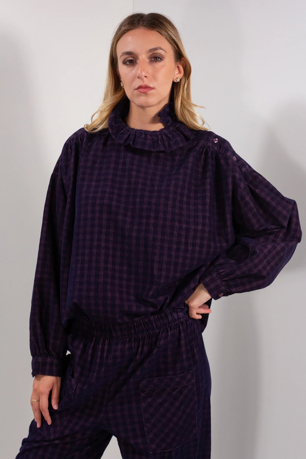 Maglia Microcostina Isabel DUDA blu notte - dettaglio collo arricciato e bottone spalla
