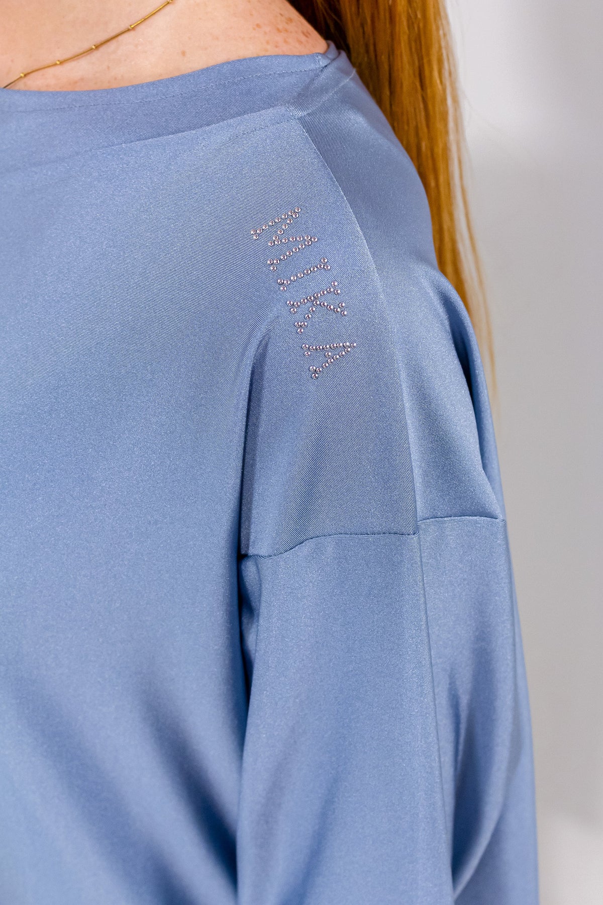 Maglia mika scema azzurro steel blue dettaglio logo MIKA in strass sulla spalla