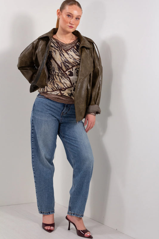 Giubbino ecopelle invecchiata verde oliva vista frontale outfit completo aperto con maglia animalier