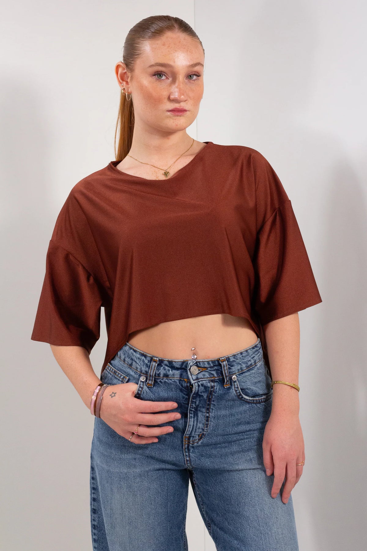 T-shirt mika tanto marrone mattone crop oversize vista frontale con jeans boyfriend