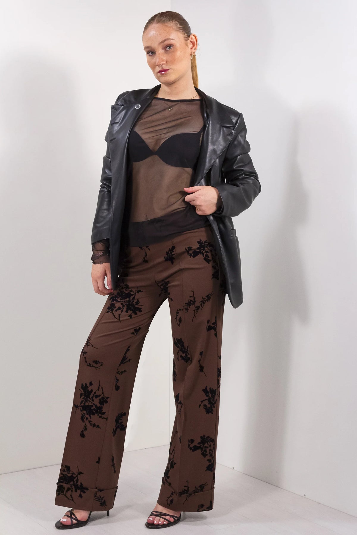Pantalone risvolto floccato marrone wide leg vista frontale outfit completo con giacca