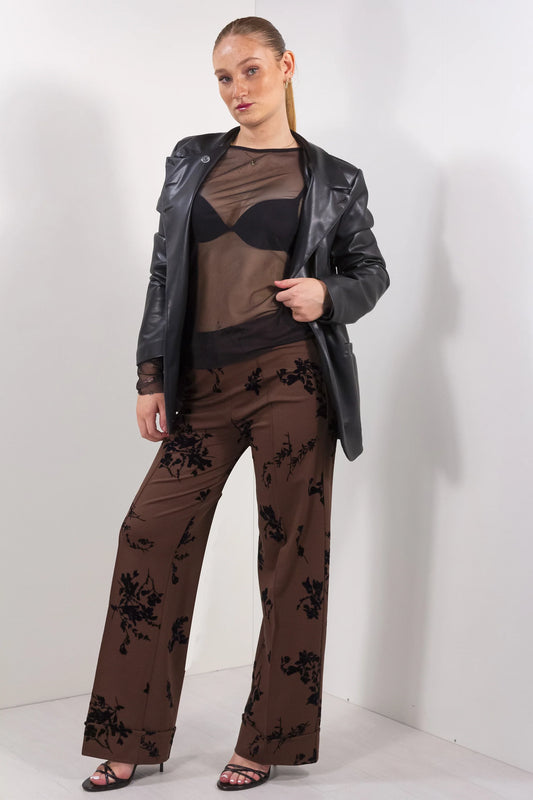 Pantalone risvolto floccato marrone wide leg vista frontale outfit completo con giacca
