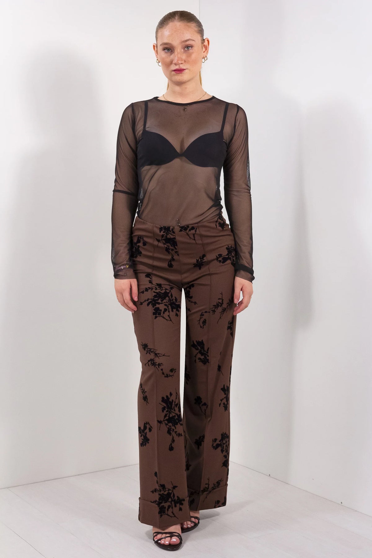 Pantalone risvolto floccato marrone vista frontale completa gamba ampia e vita alta