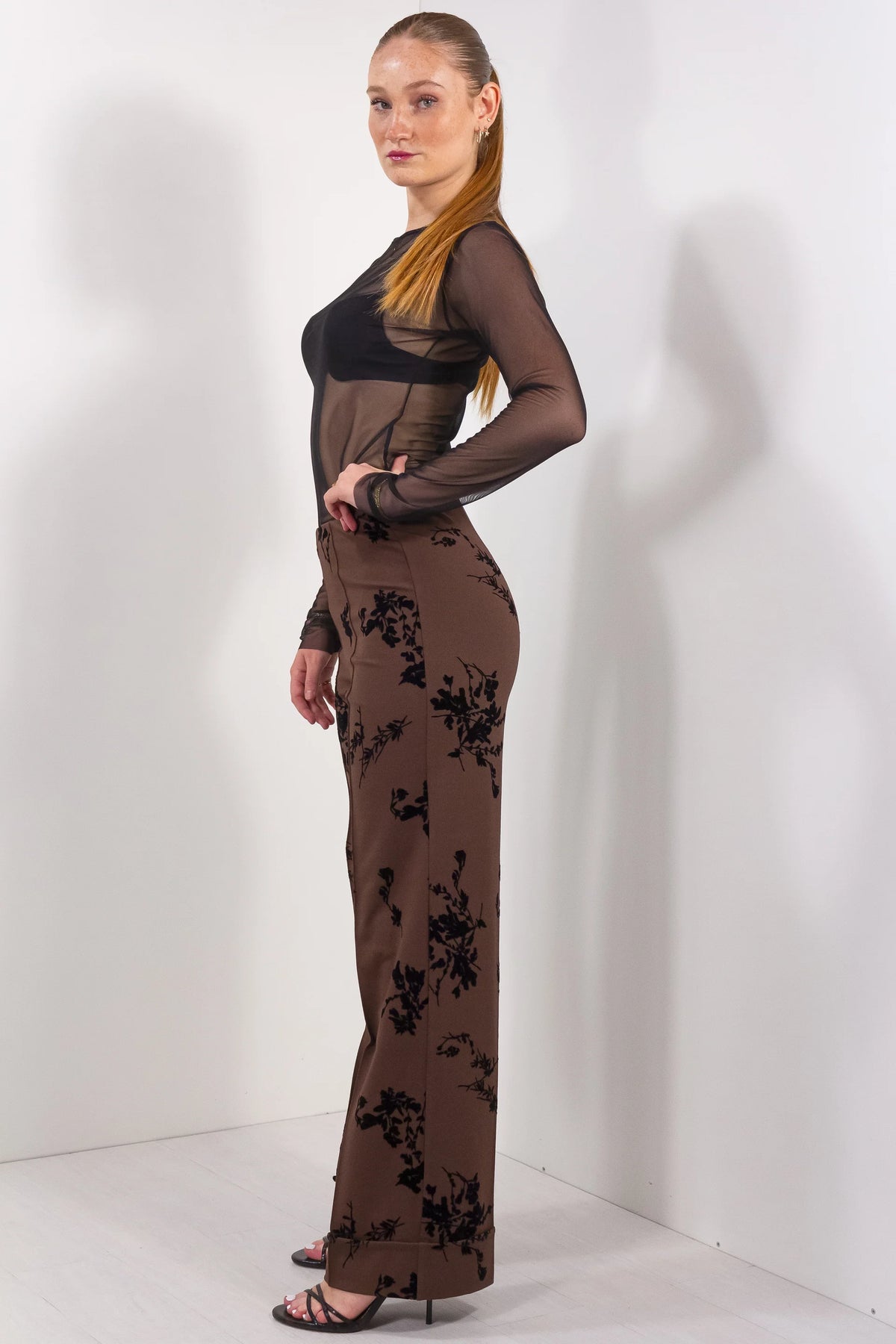 Pantalone risvolto floccato marrone vista laterale gamba wide leg con risvolto