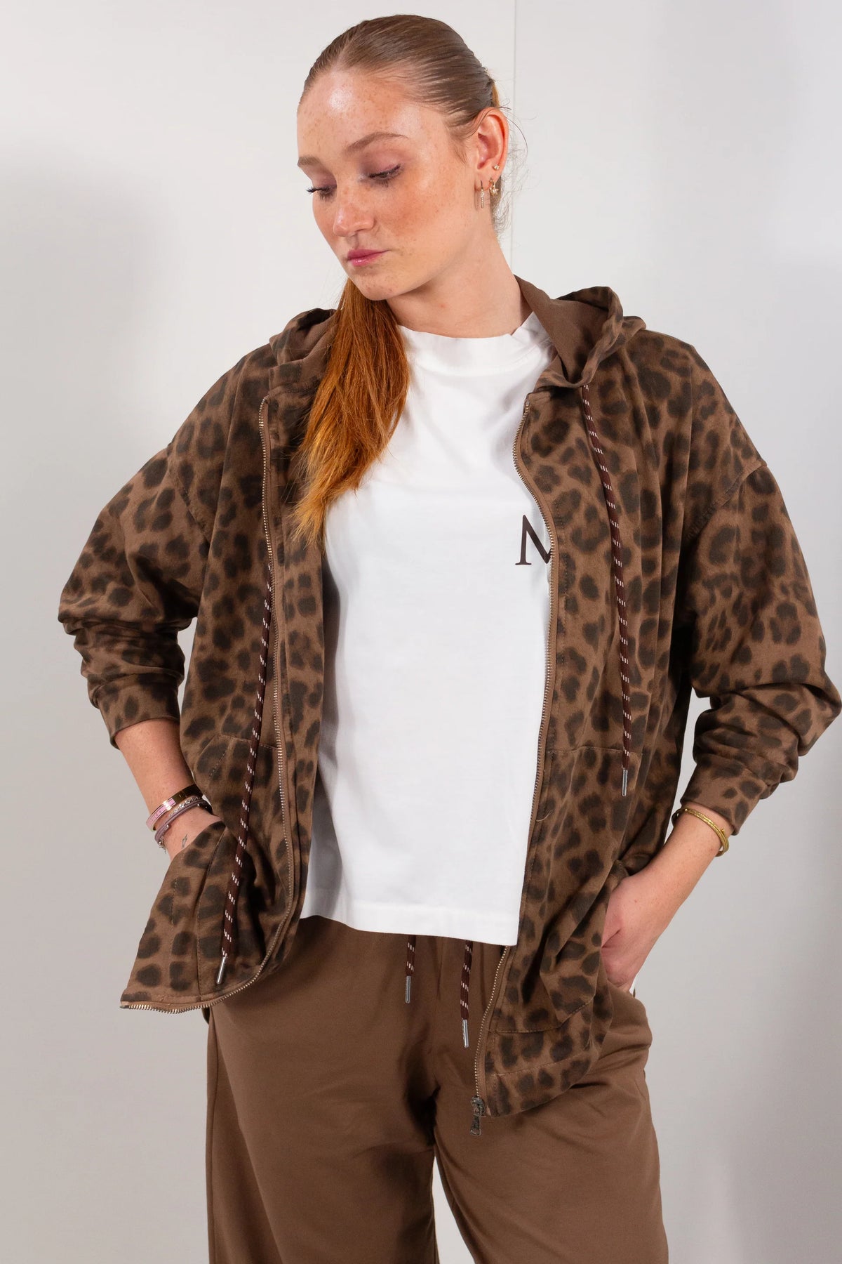 Felpa zip mika maku leopardata marrone vista frontale aperta con cappuccio e zip